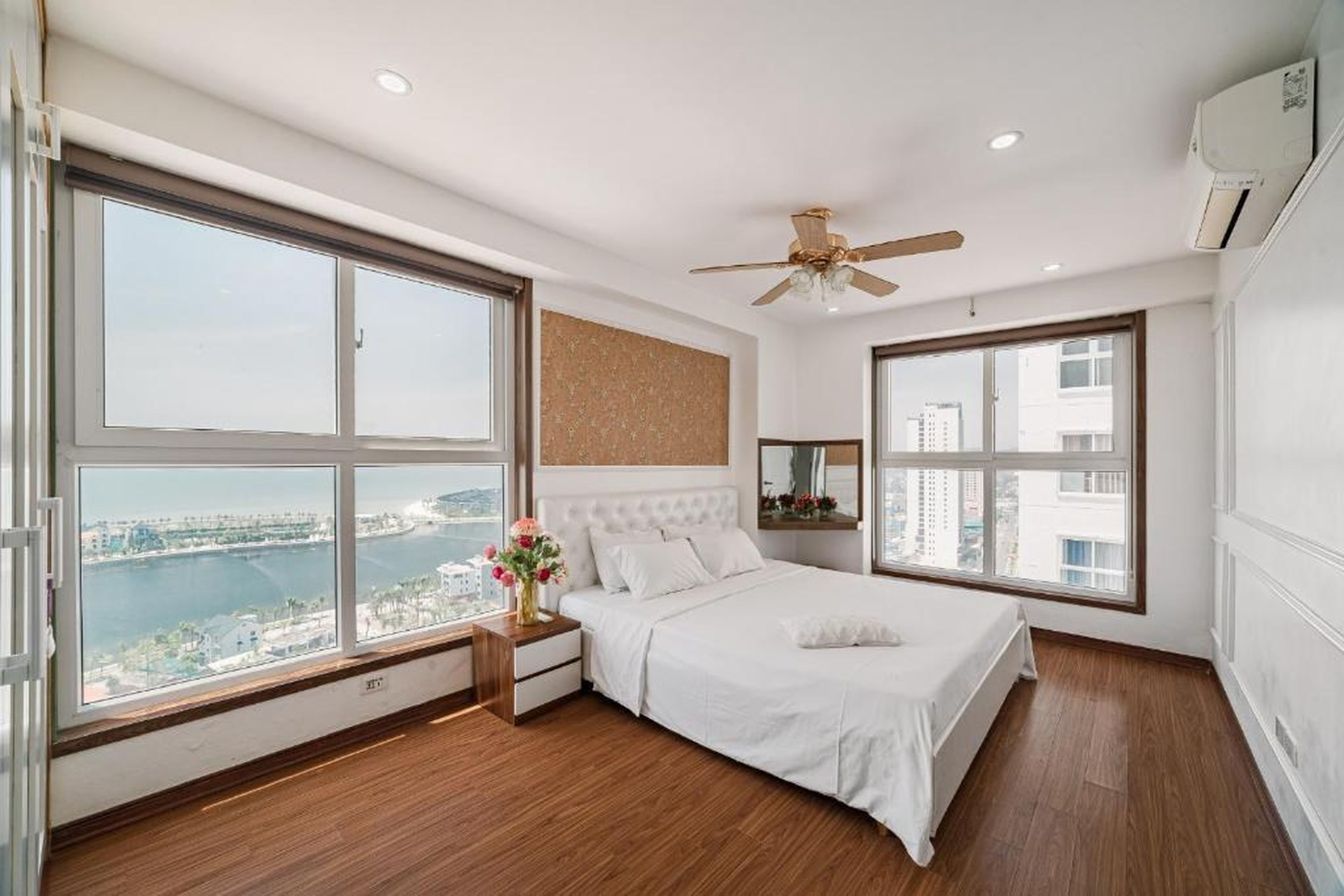 Three-bedroom house with sea view - Hình 5