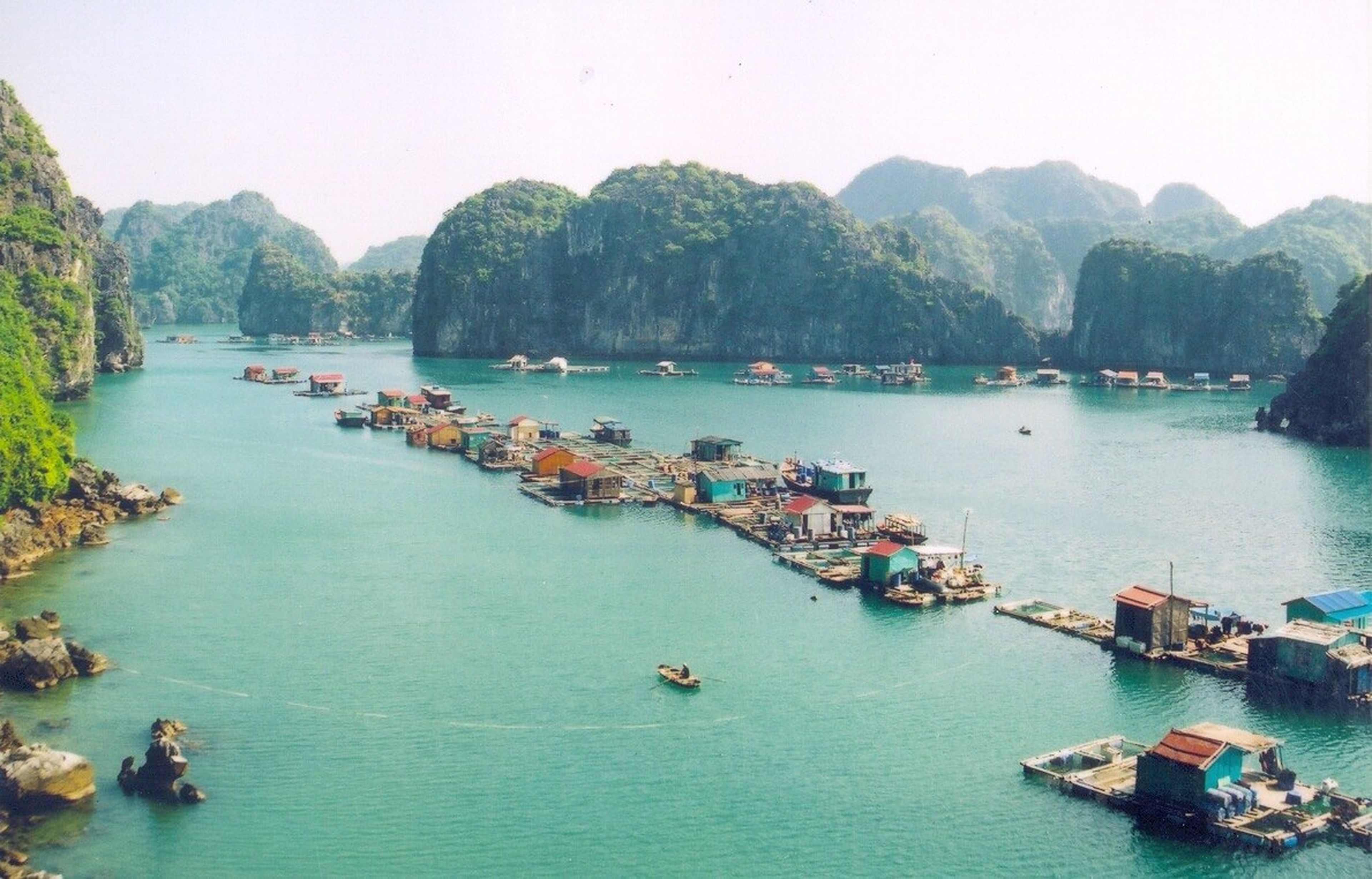 Làng chài Cửa Vạn - Ngôi làng nhỏ thanh bình giữa Vịnh Thiên Đường - Hình 6