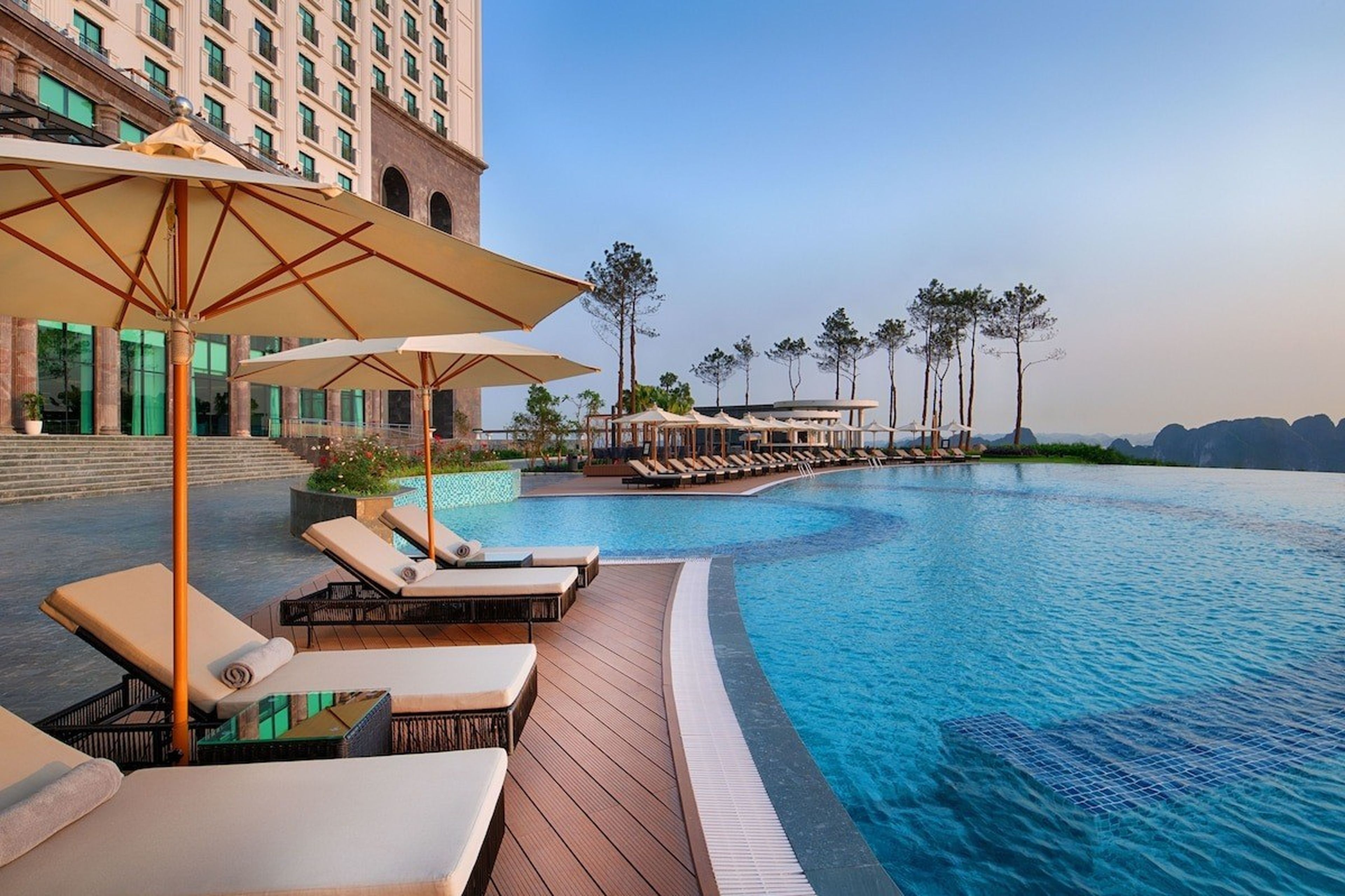 Top 4 Luxury Hotels in Ha Long with Stunning Bay Views - Hình 1