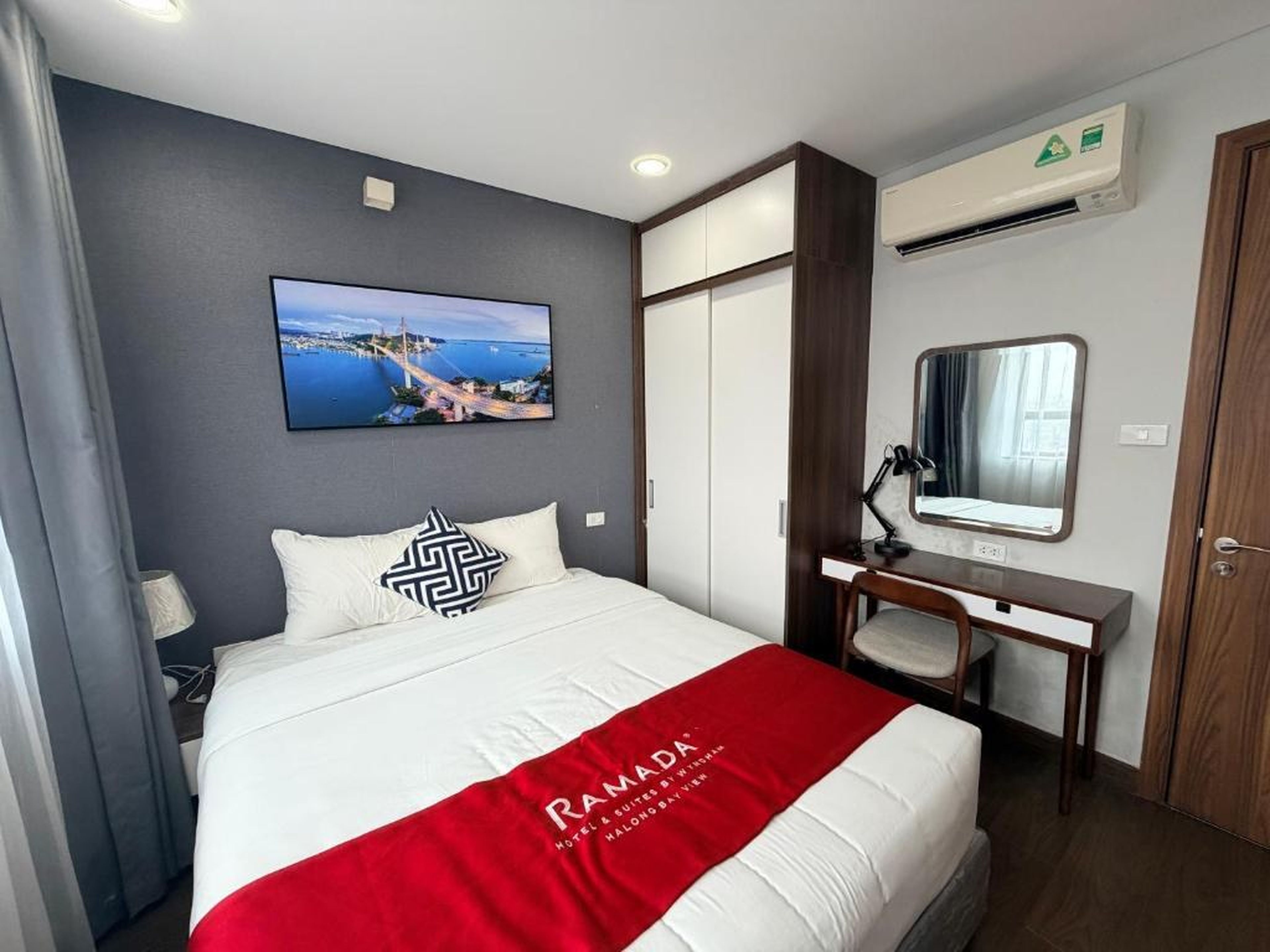 Ha Long 2BR Apartment - Spacious & Modern - Near Center - Hình 21