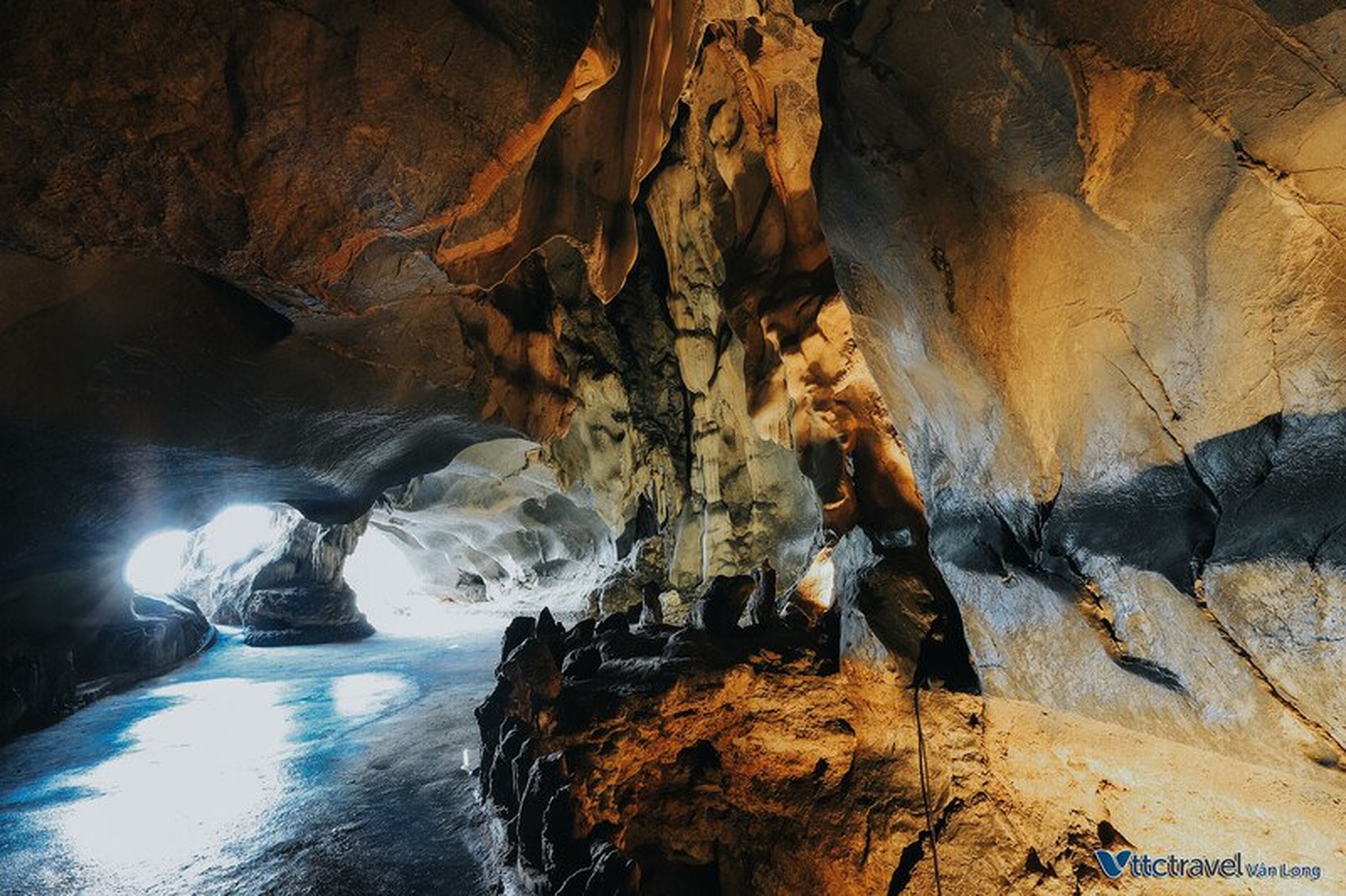 A 1.5-Hour Journey Exploring Vung Duc Cave in Bai Tu Long Bay - Hình 3