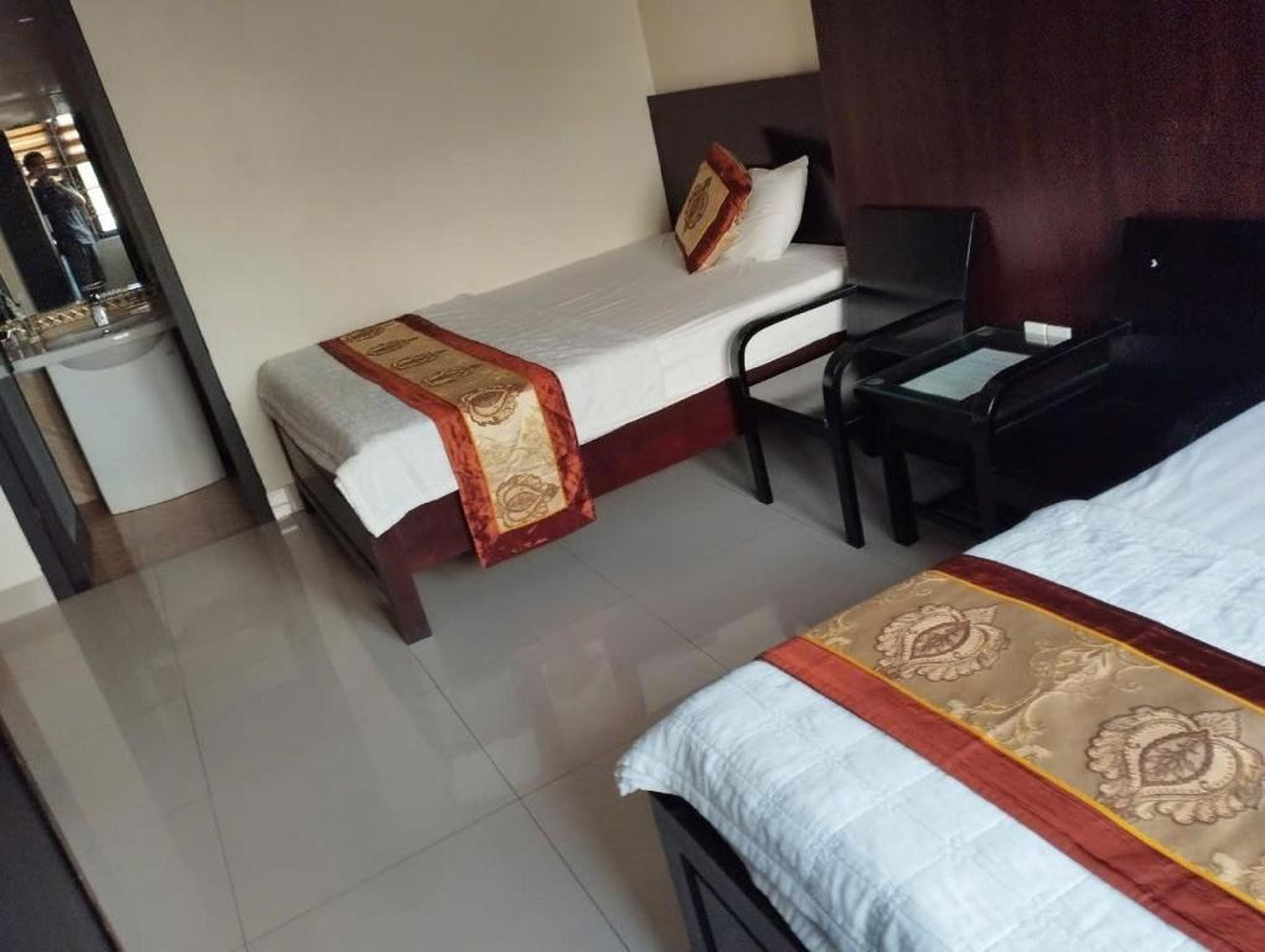 Hotel in central HaLong bay, very friendly, spotless, spacious and airy - Hình 11