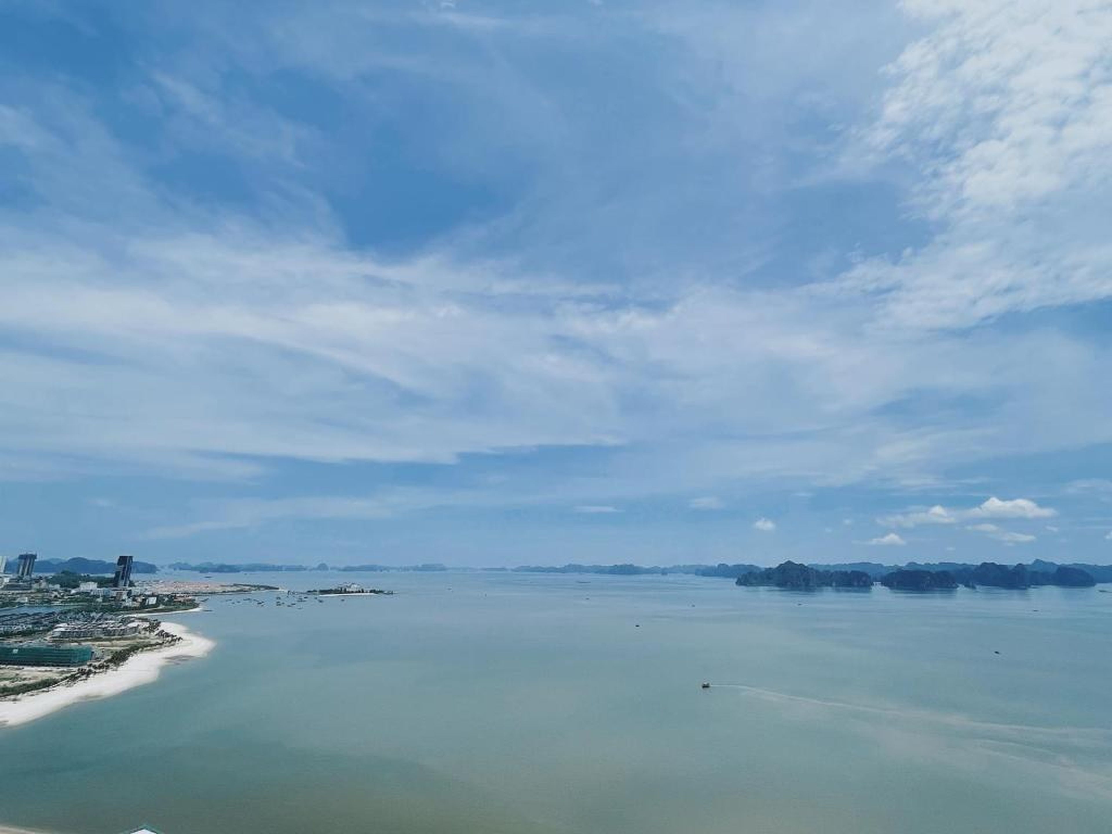 A La Carte Ha Long Oceanview Panoramic 2BR2WC 75m2 Suite with balcony - Hình 18