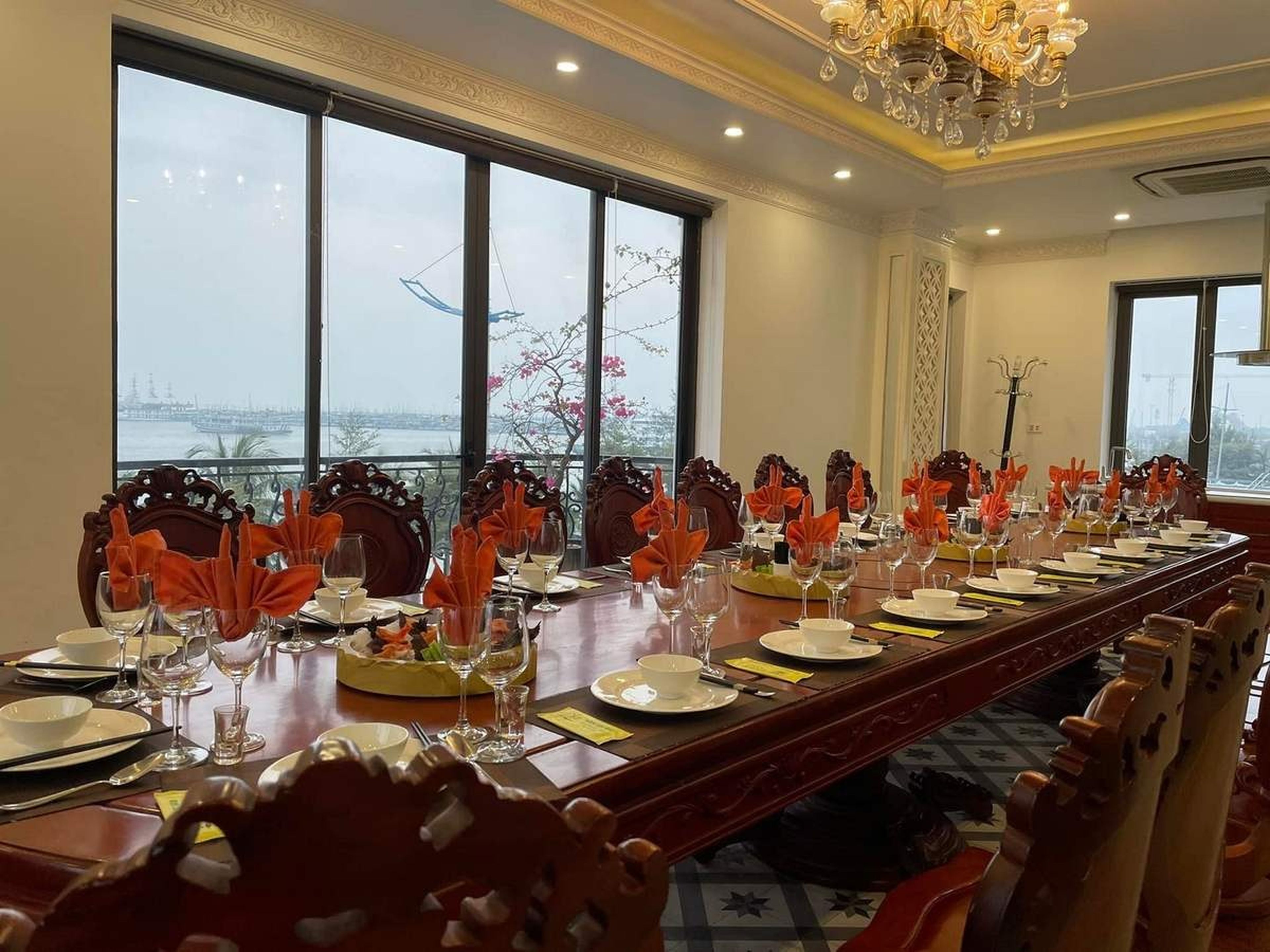 Trải nghiệm sự sang chảnh của không gian ẩm thực tại Nhà hàng Ngọc Lục Bảo - Hình 9