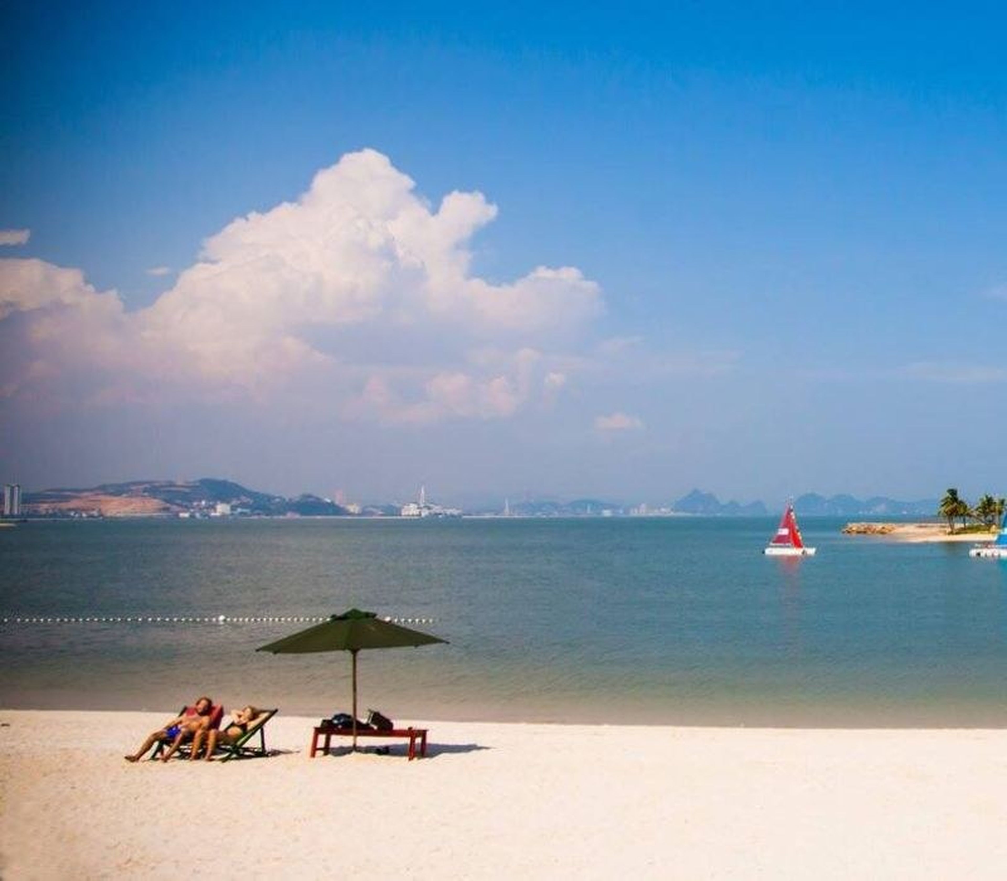 Top 10 bãi biển Hạ Long đẹp nhất bạn không nên bỏ lỡ - Hình 1