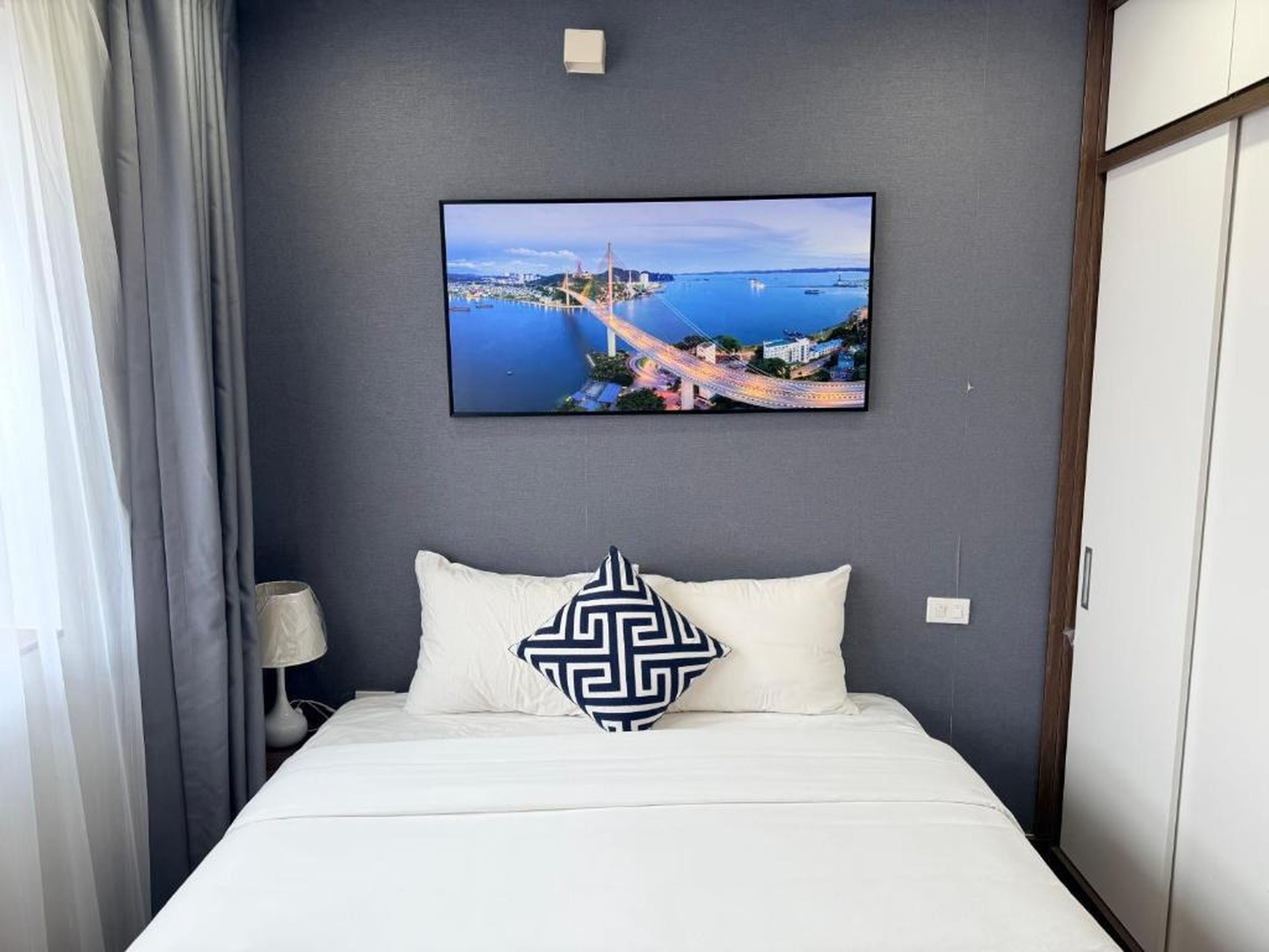 Ha Long 2BR Apartment - Spacious & Modern - Near Center - Hình 34