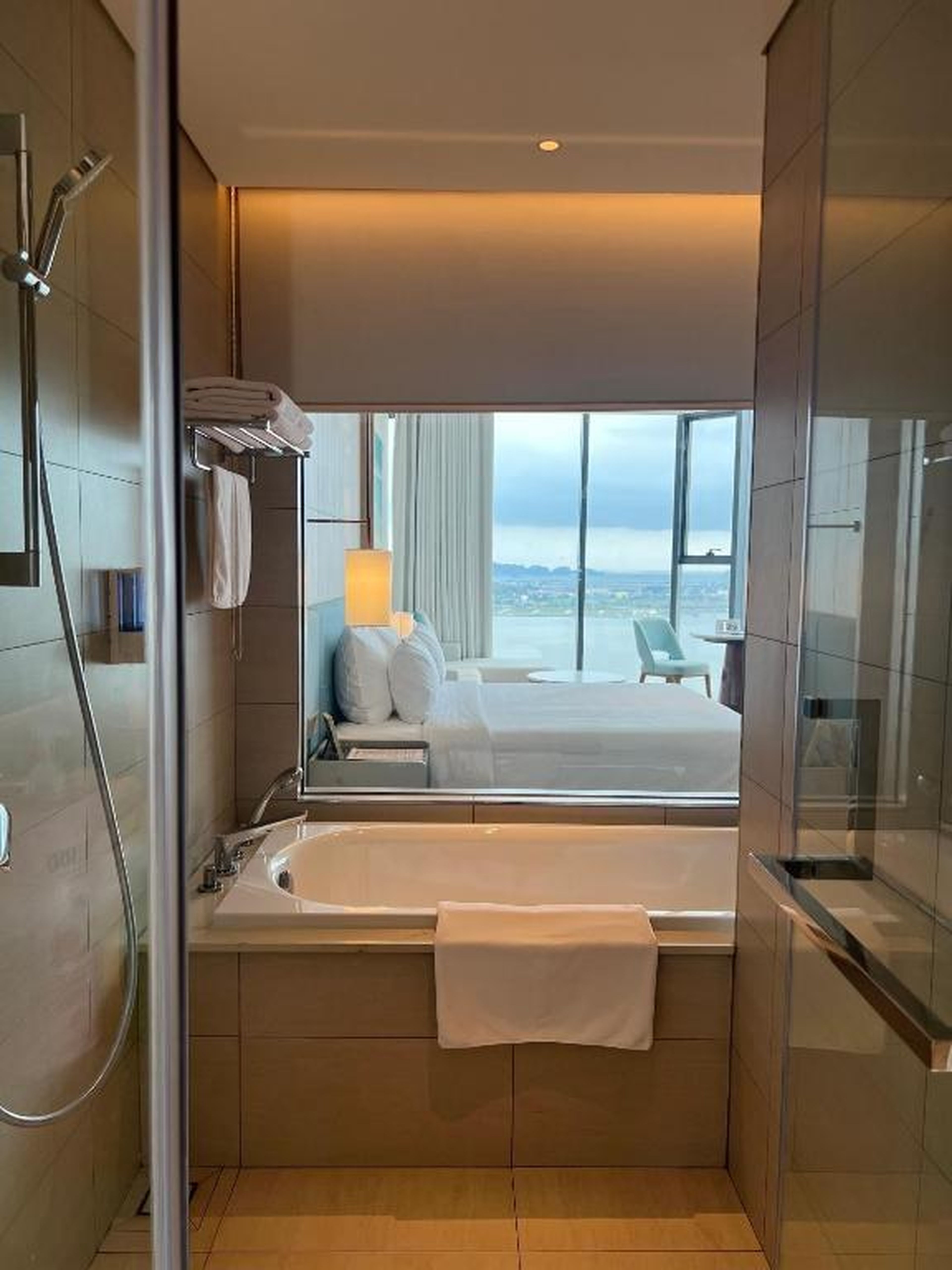 À La Carte Ha Long Studio Apartment- Sea View Room - Hình 11