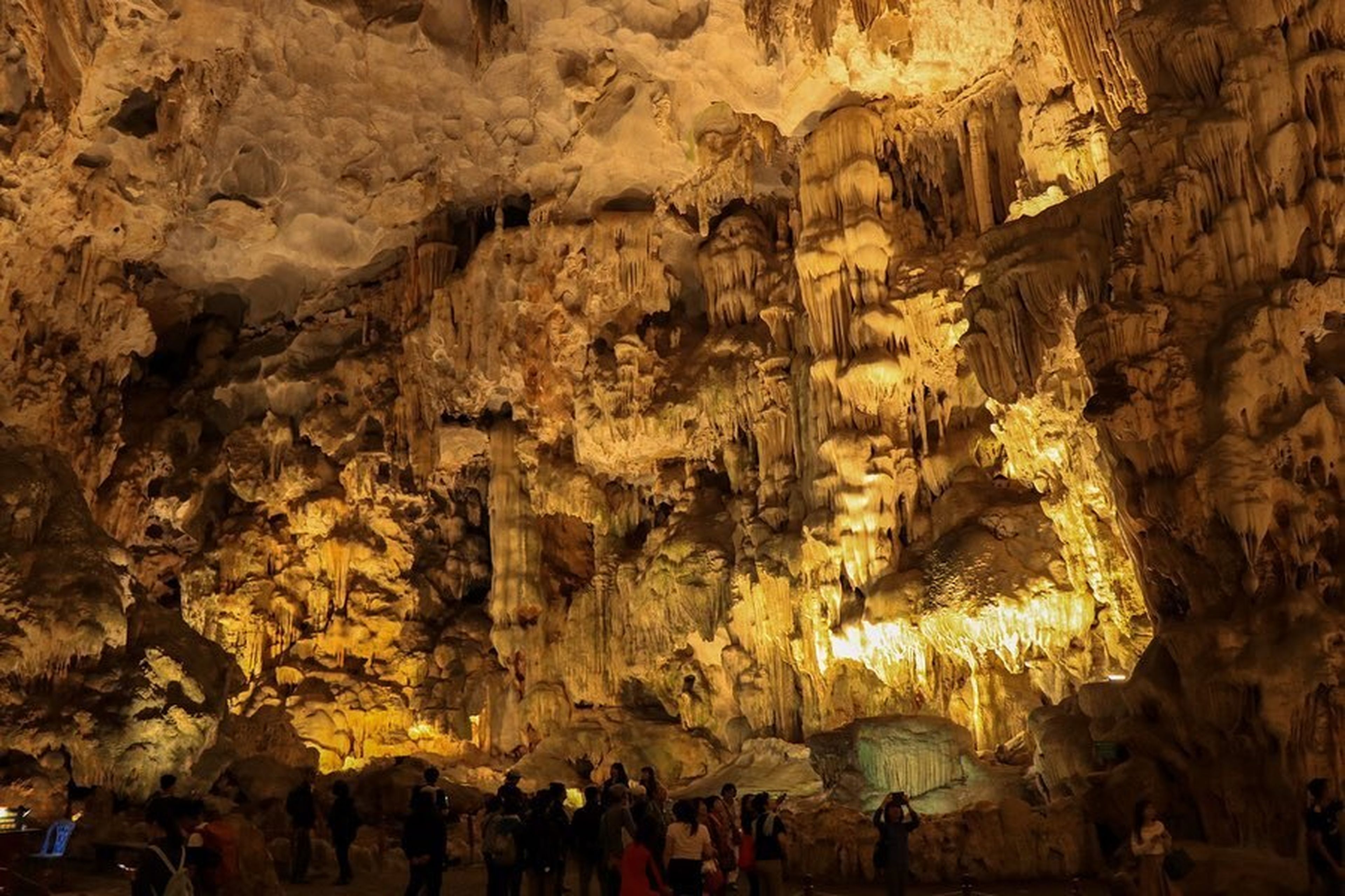 Thien Cung Cave – A hidden paradise in Ha Long Bay - Hình 3