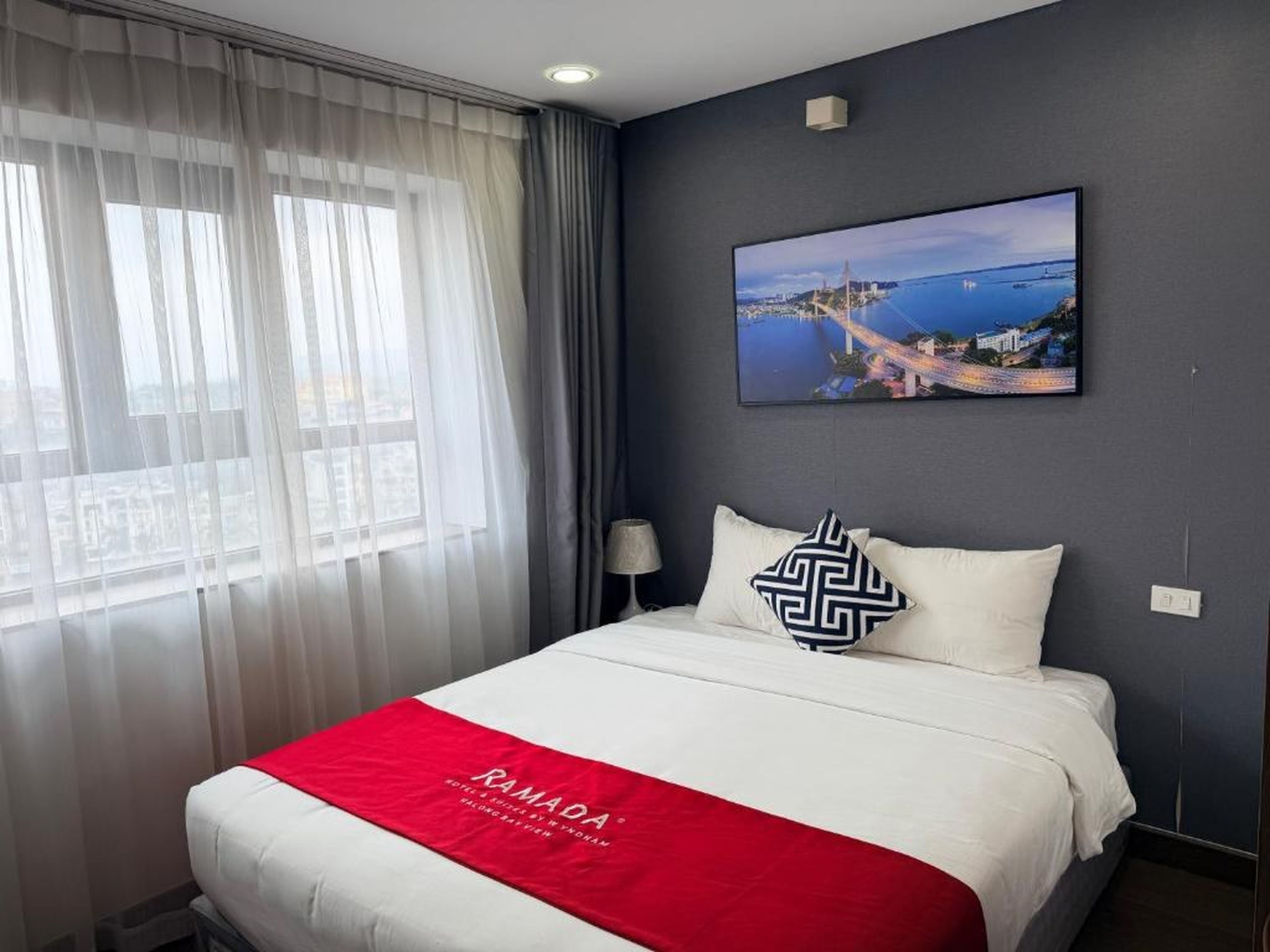 Ha Long 2BR Apartment - Spacious & Modern - Near Center - Hình 31