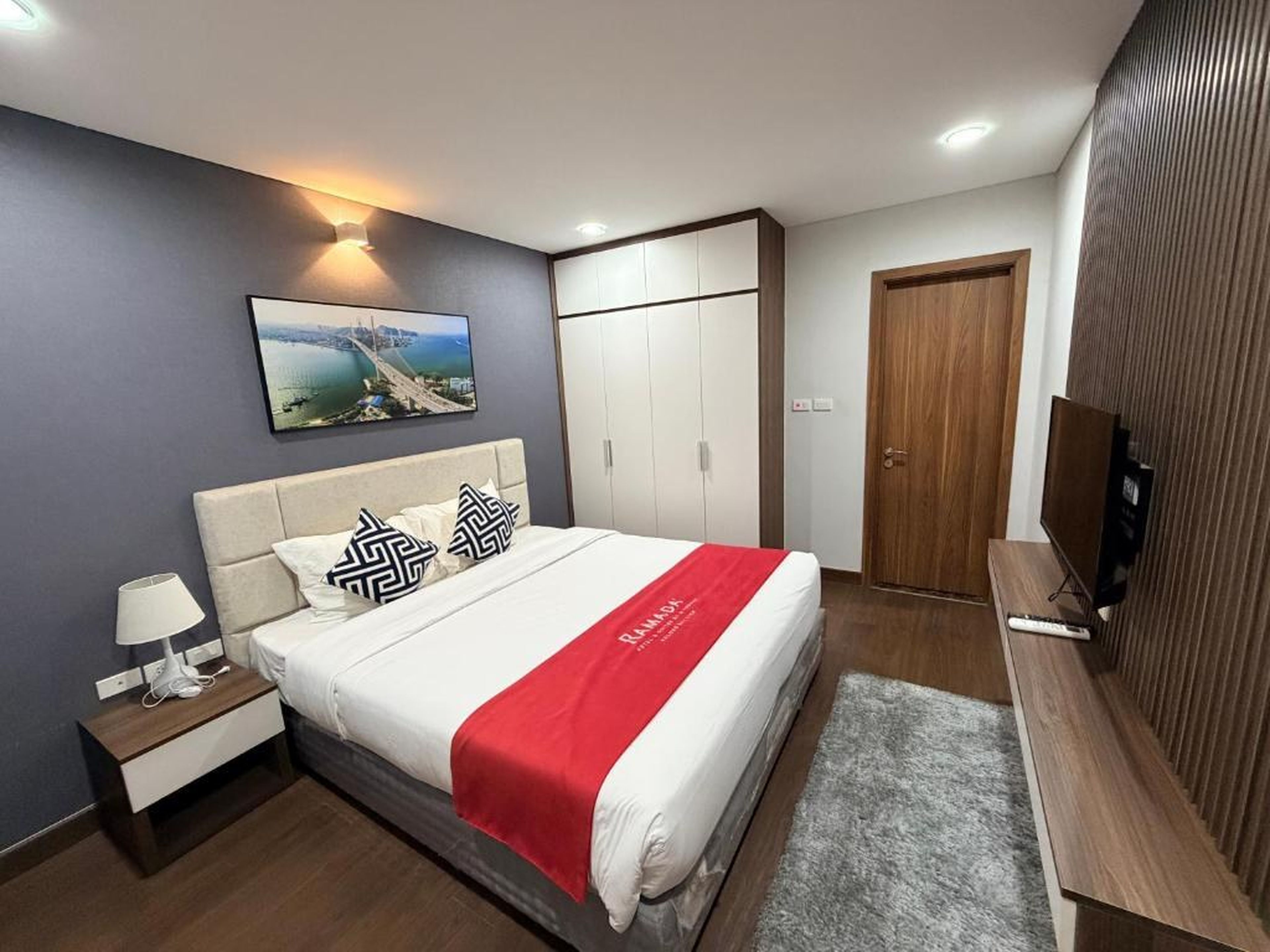 Ha Long 2BR Apartment - Spacious & Modern - Near Center - Hình 8