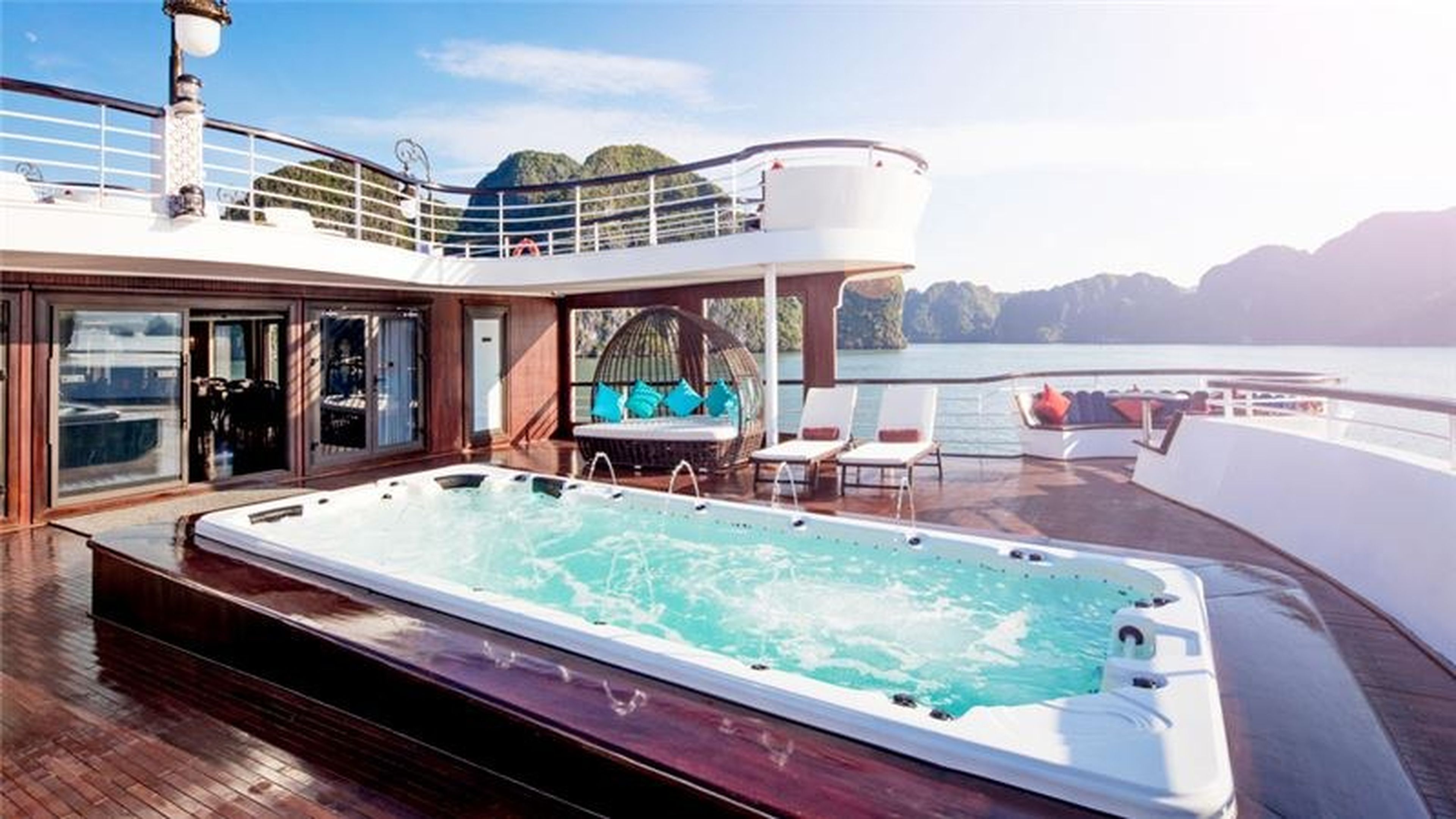 Top 5 luxury hotels and cruises in Ha Long Bay with attractive deals - Hình 3