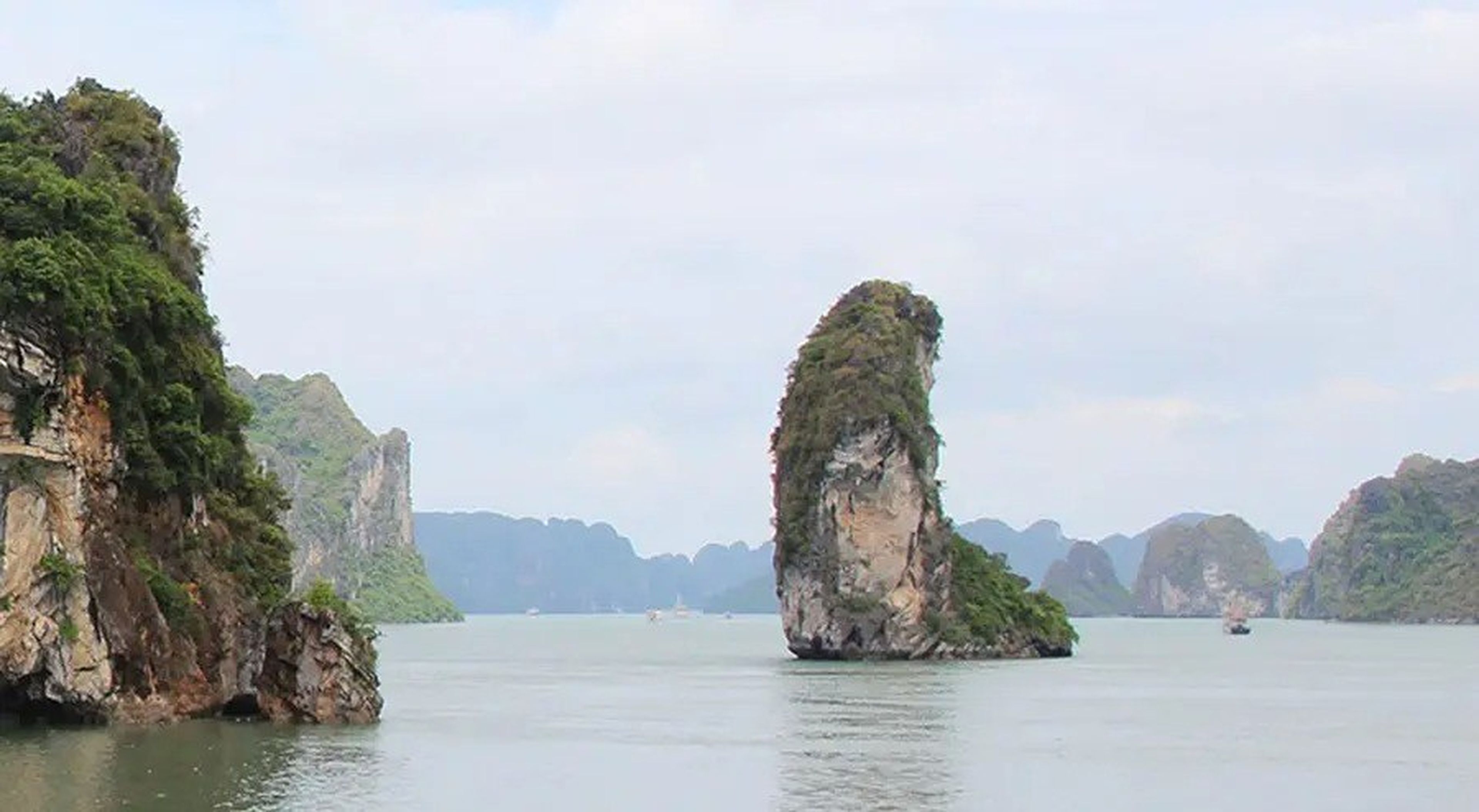Beautiful Islands Not to Miss When Traveling to Ha Long Bay - Hình 12