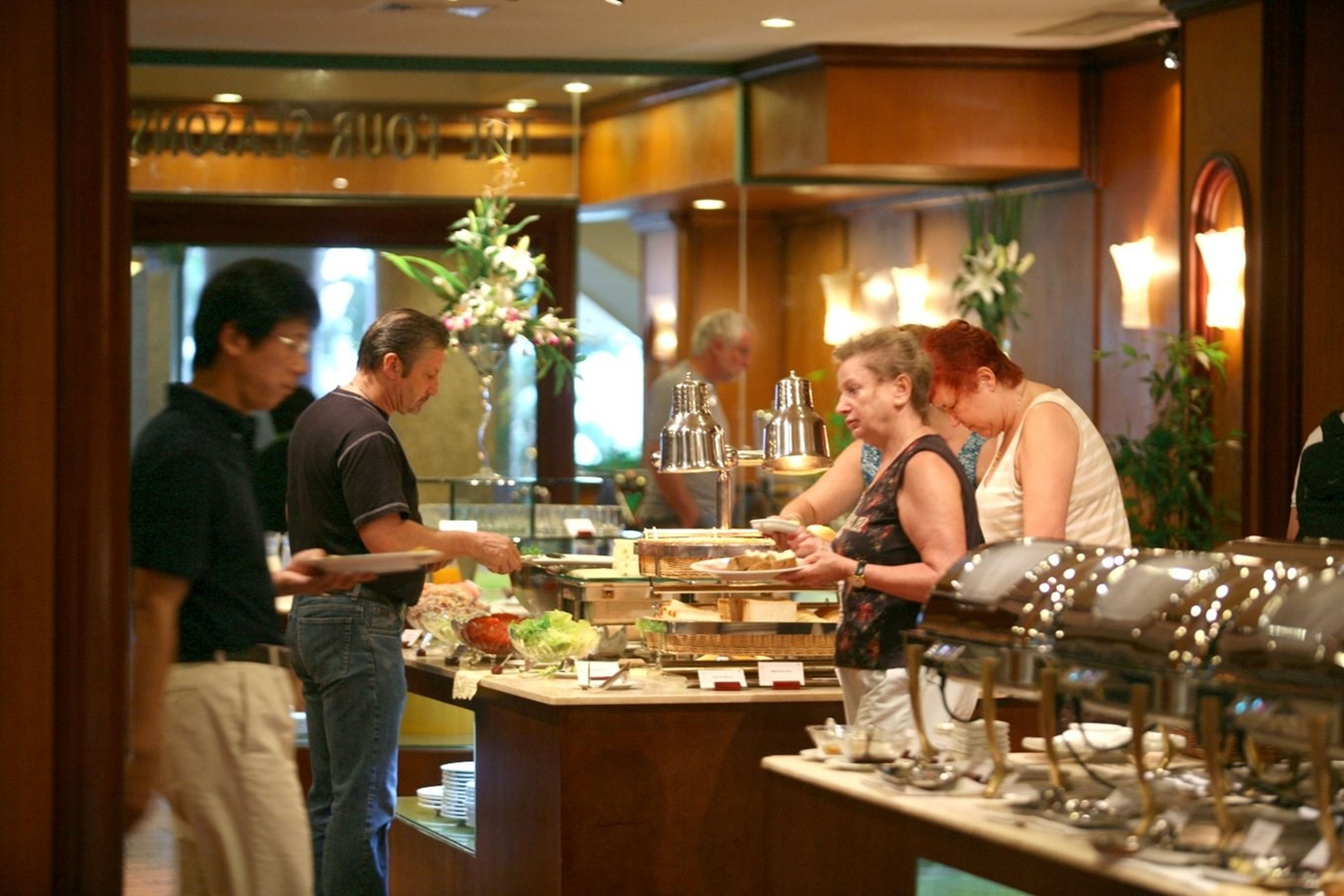No nê với bữa tiệc buffet kết hợp món Á - Âu tại nhà hàng Four Seasons - Hình 4
