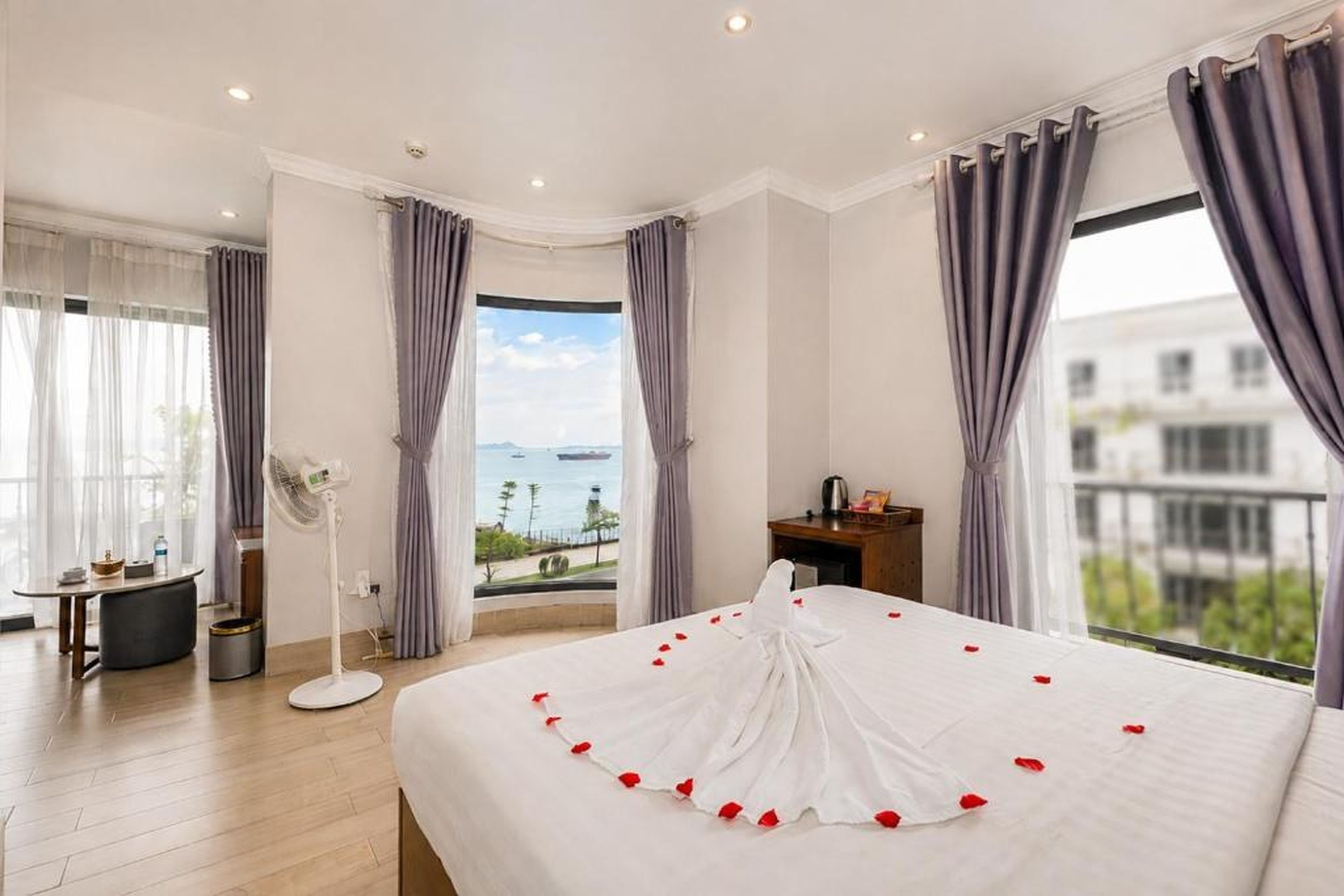 The Confetti Hotel Ha Long - Hình 2