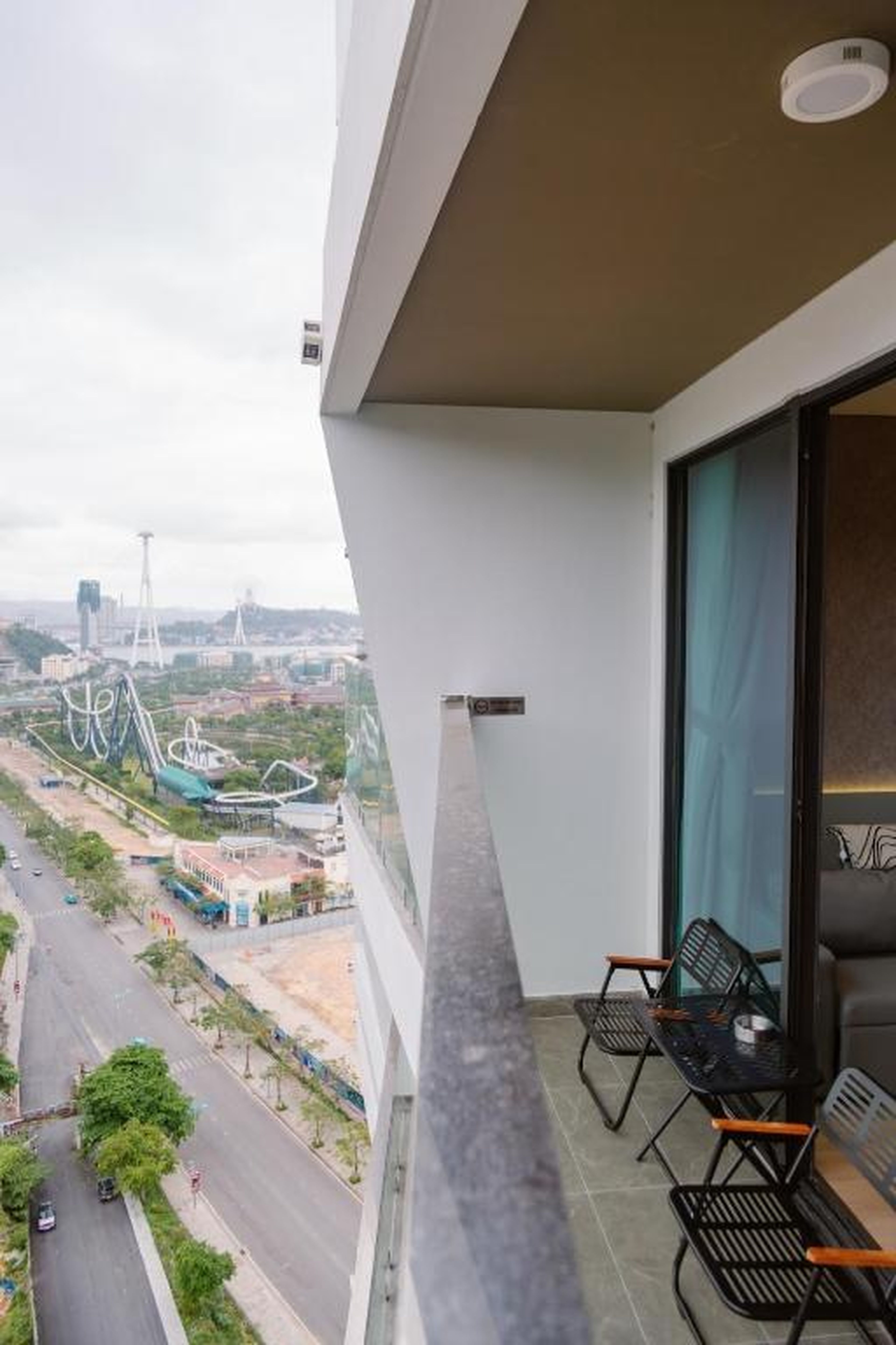 Modern Balcony Studio Near Sun World - The Holiday Ha Long - Hình 9