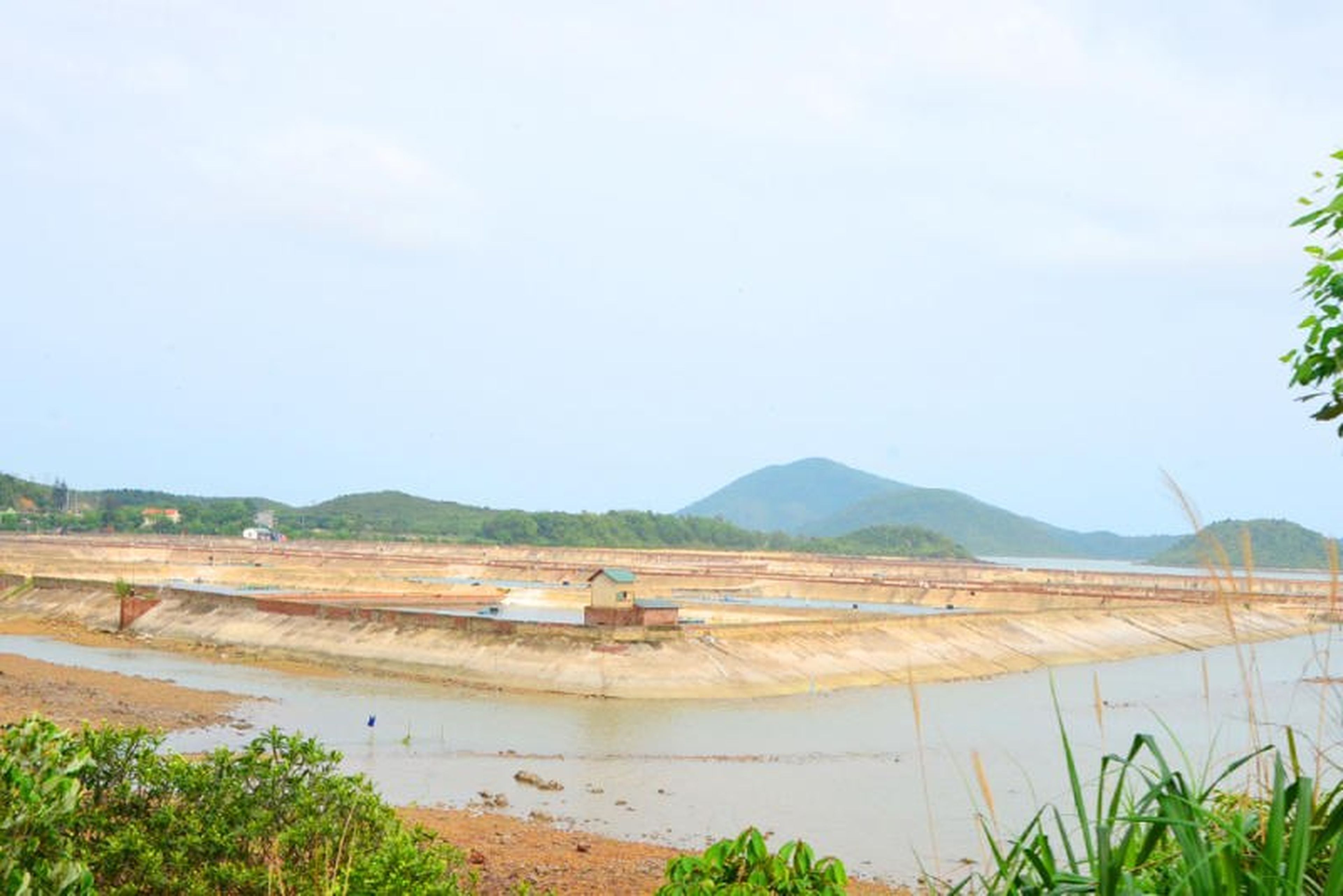Khám phá Đảo Vĩnh Thực đầy nắng và gió ở Quảng Ninh - Hình 6