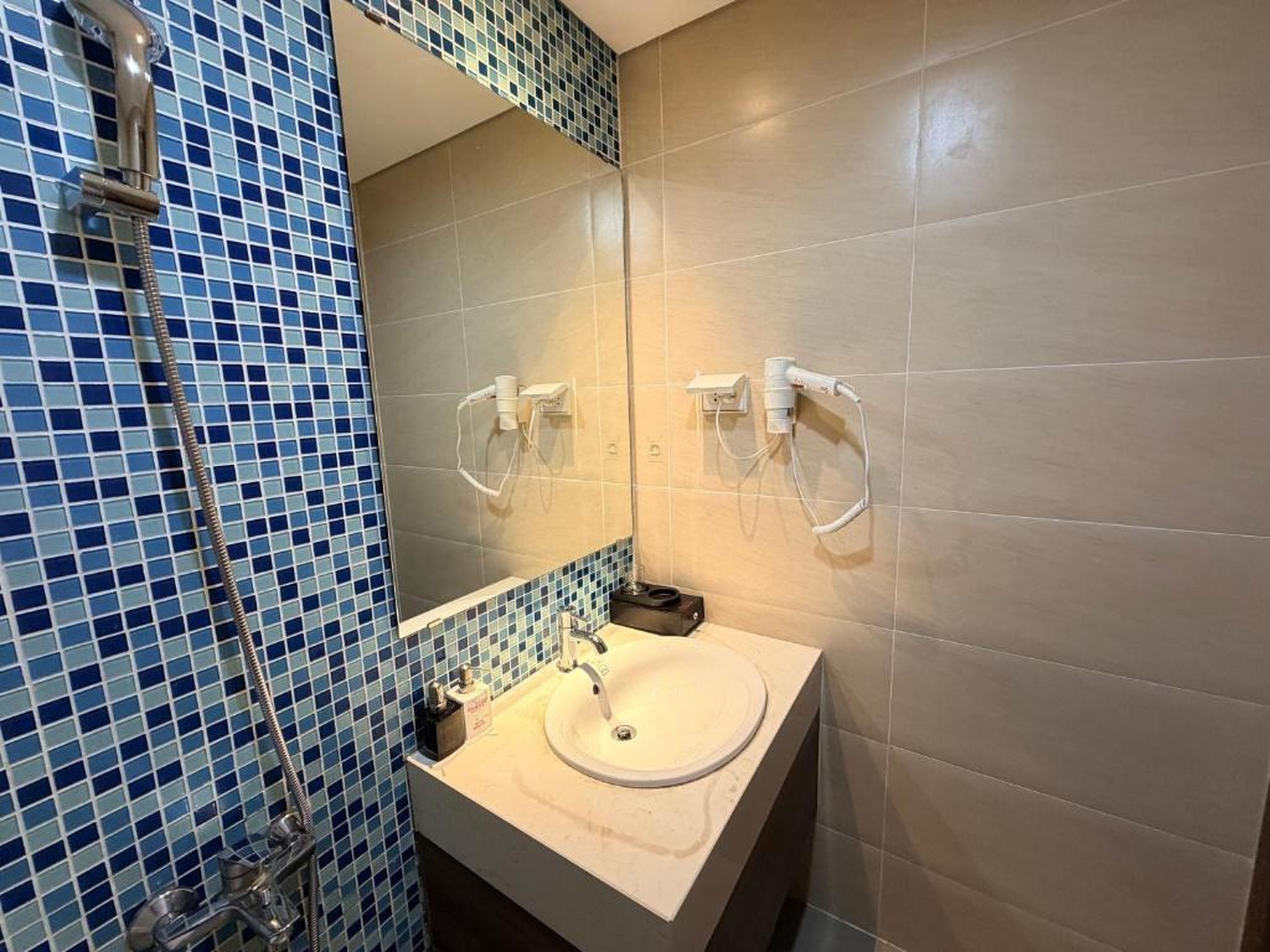 Ha Long 2BR Apartment - Spacious & Modern - Near Center - Hình 14