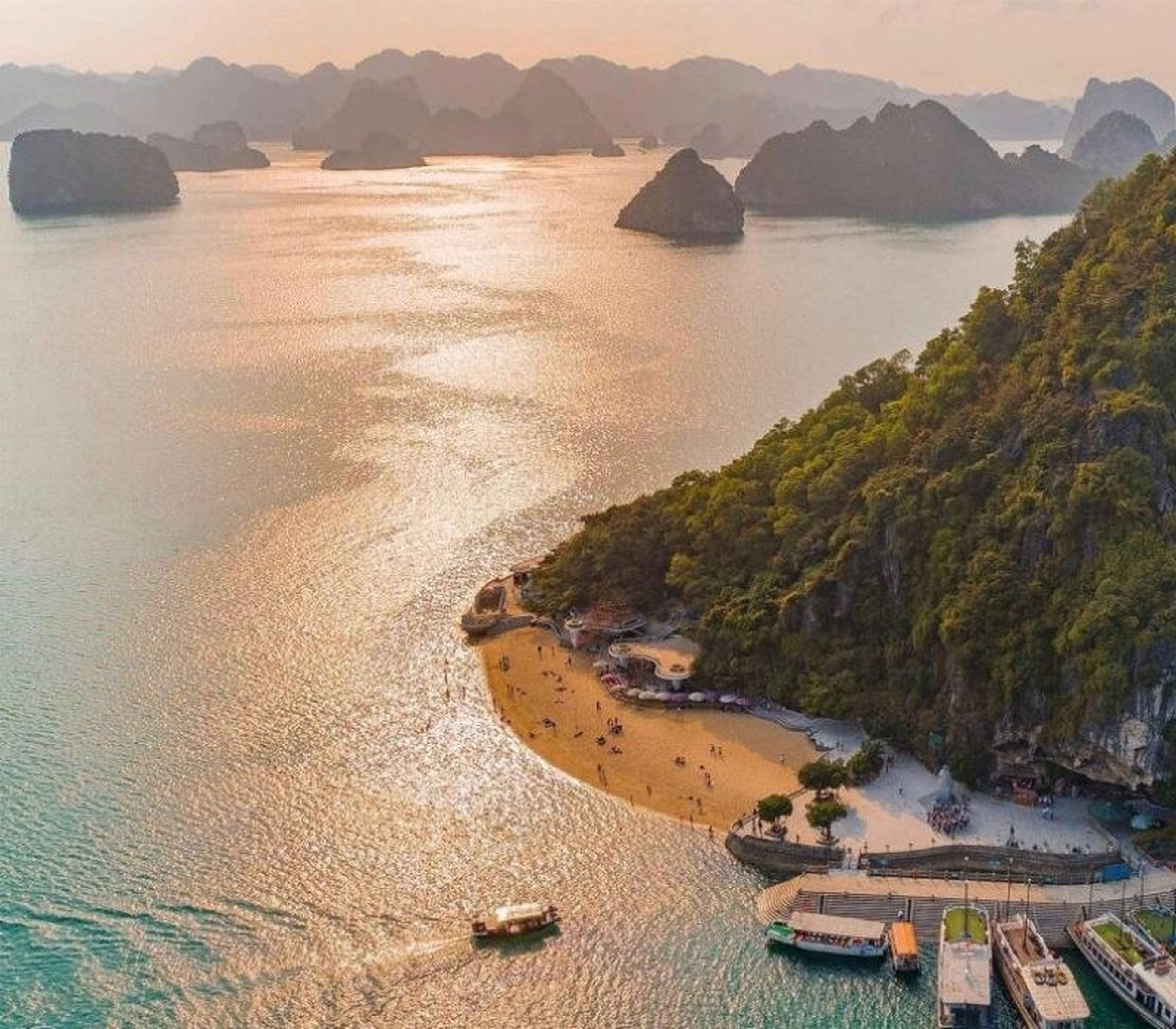 Top 10 bãi biển Hạ Long đẹp nhất bạn không nên bỏ lỡ - Hình 7
