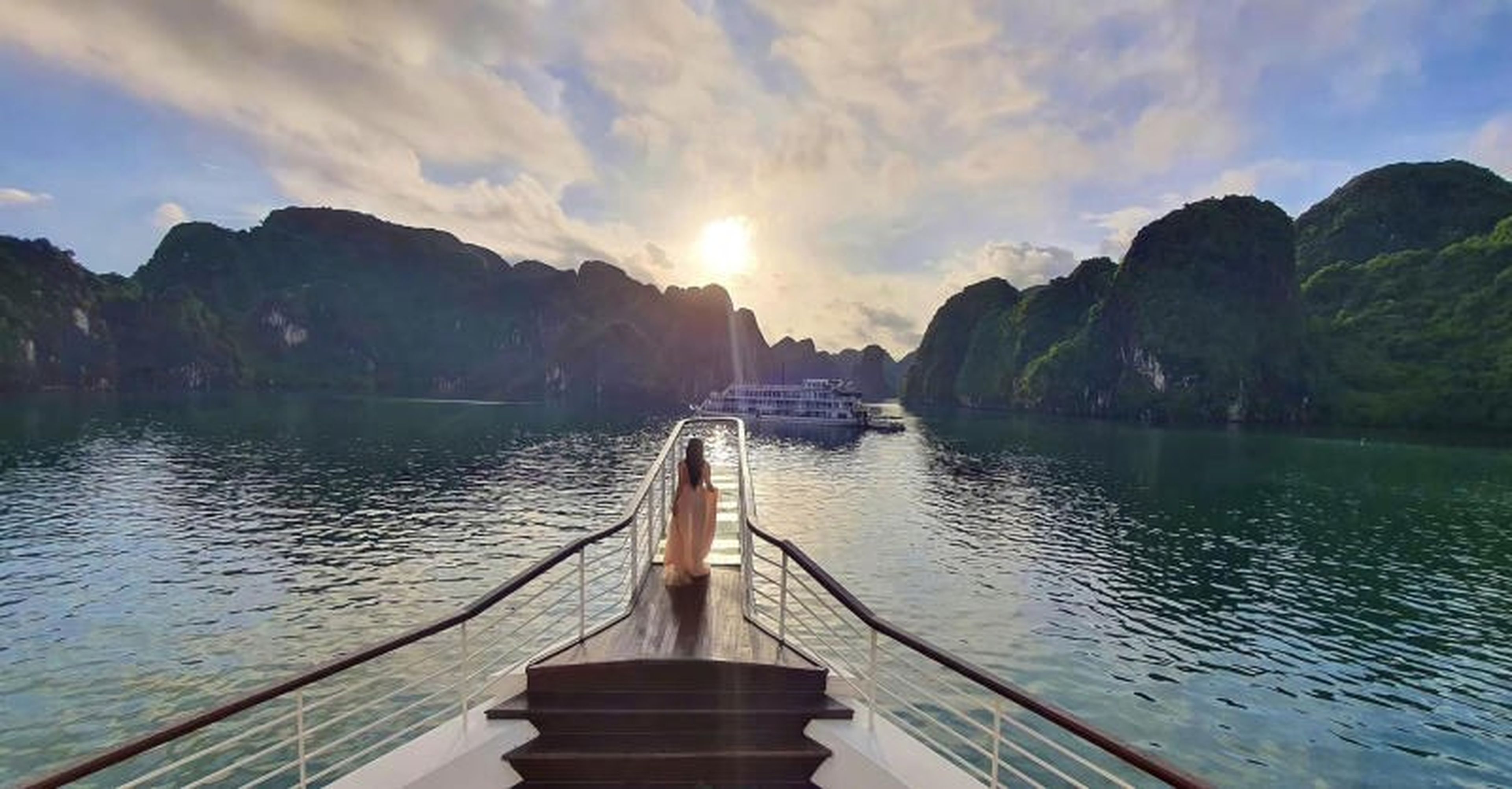 Vịnh Hạ Long, một trong 10 địa điểm châu Á nhất định phải đến - Hình 2