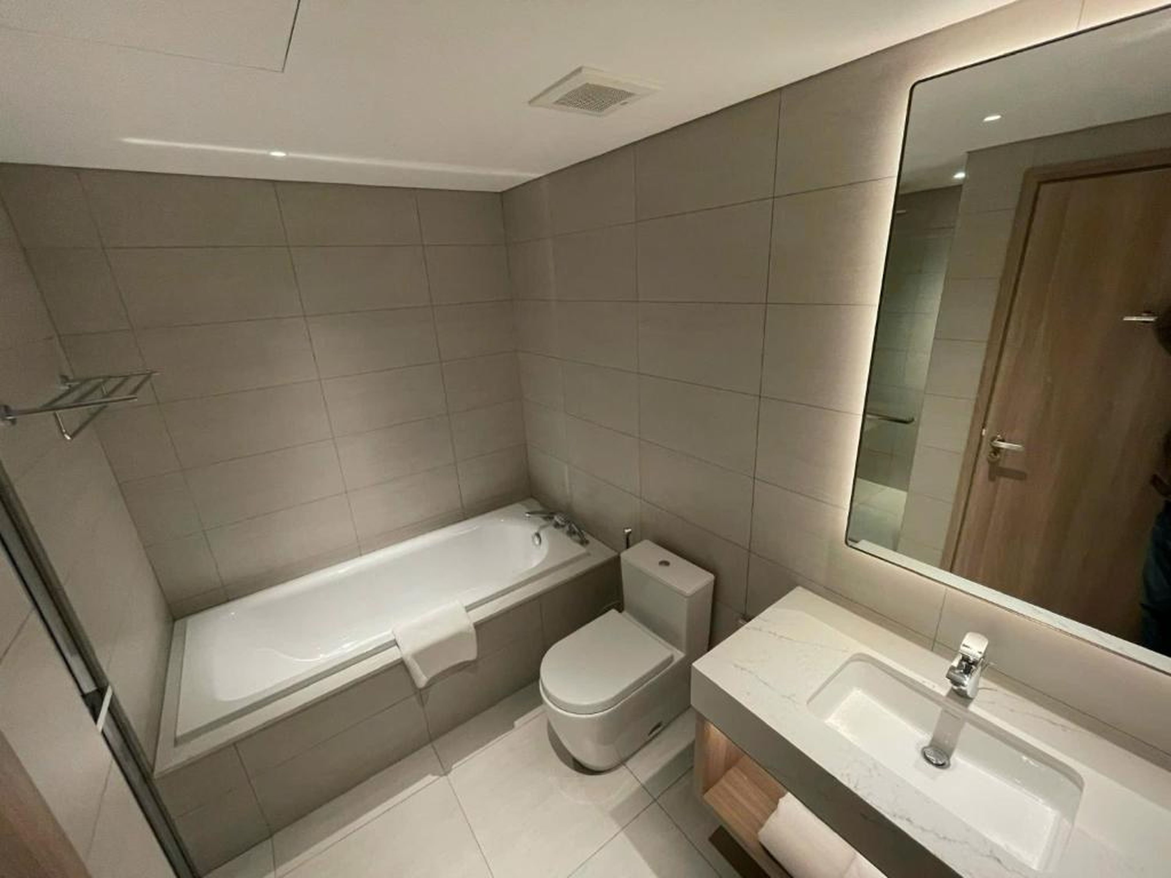 Căn hộ 2PN view biển Alacarte Hạ Long, bể bơi vô cực - Hình 1