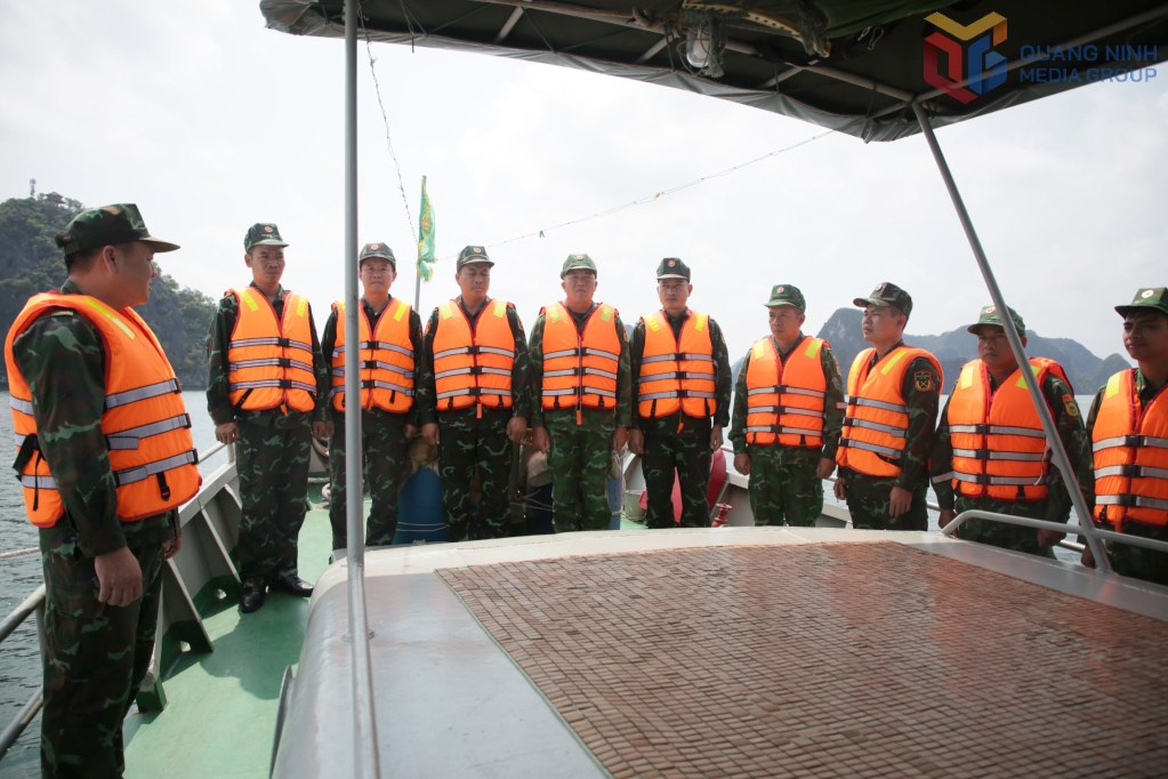 Ensuring safety for sightseeing and overnight stays in Hạ Long Bay - Hình 2