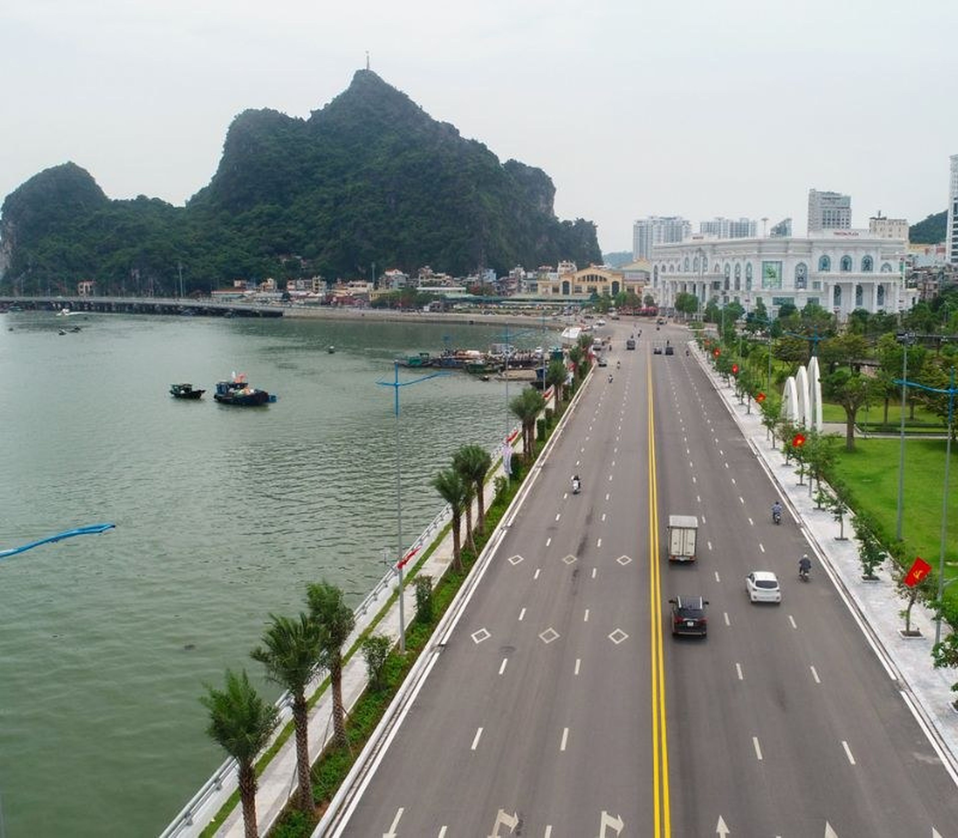 Cung đường bao biển Trần Quốc Nghiễn triệu đô đẹp nhất Hạ Long có gì? - Hình 3