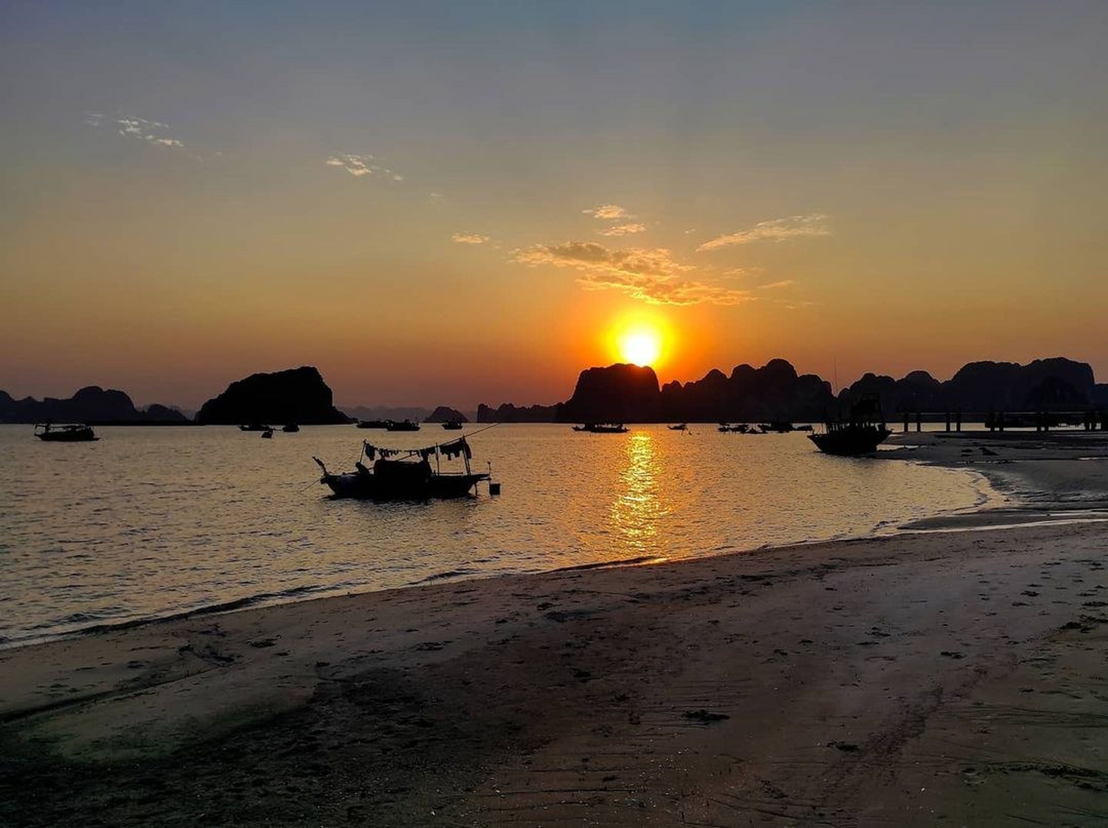 Mình rời thành phố chật chội náo nức, đến Hòn Gai để tìm lại yên bình! - Hình 1