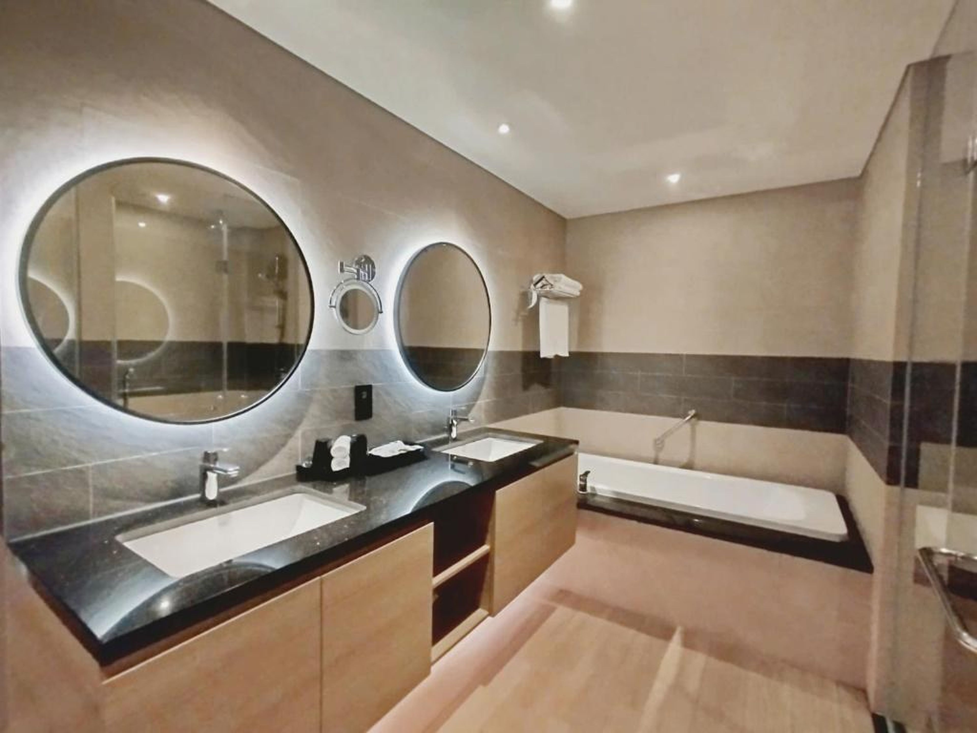 Sweet Home - Homestay apartment system at Citadines Marina Ha Long building - Hình 3