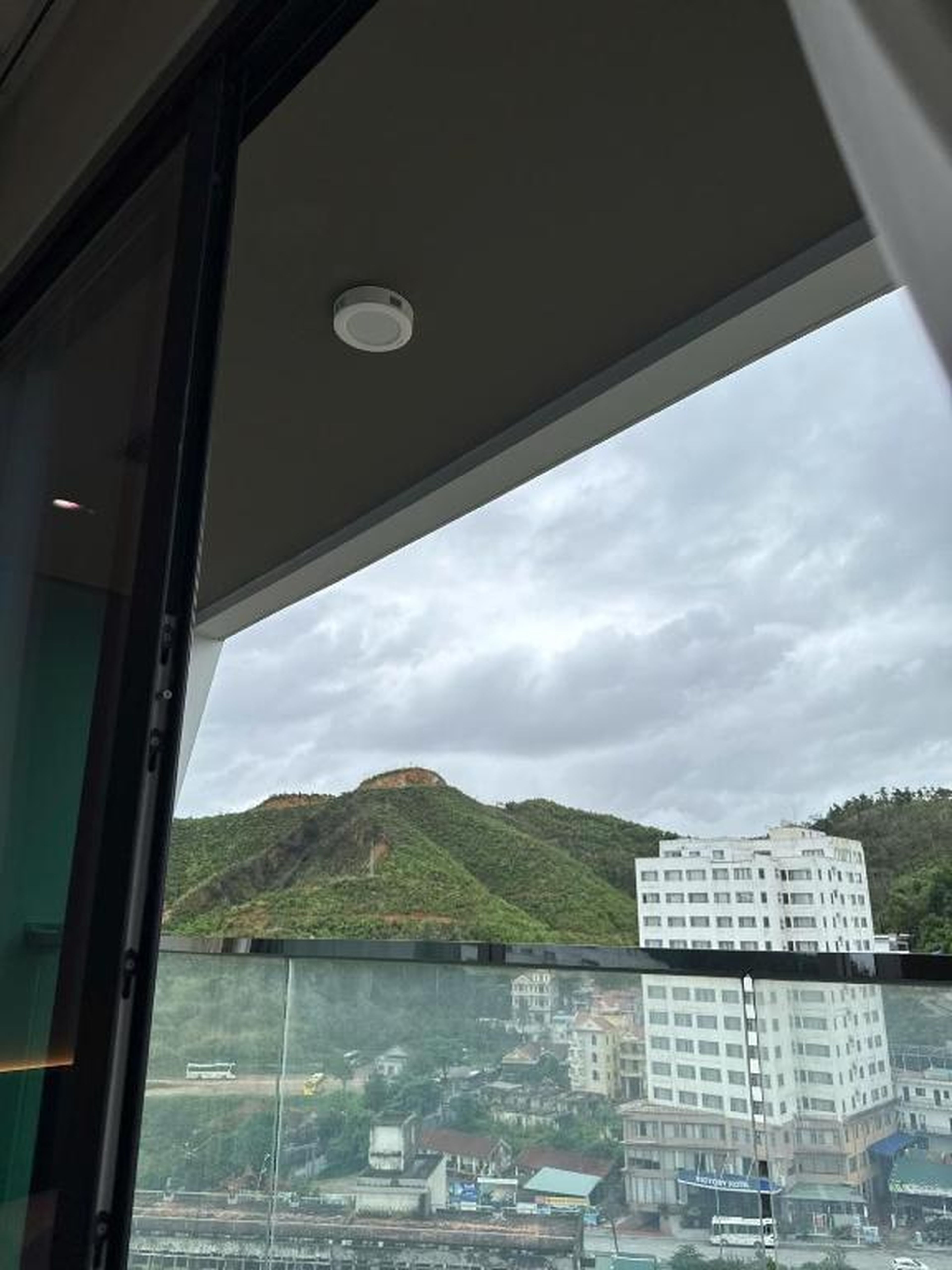 High-rise apartment with ocean view at The Holiday Ha Long - Hình 9
