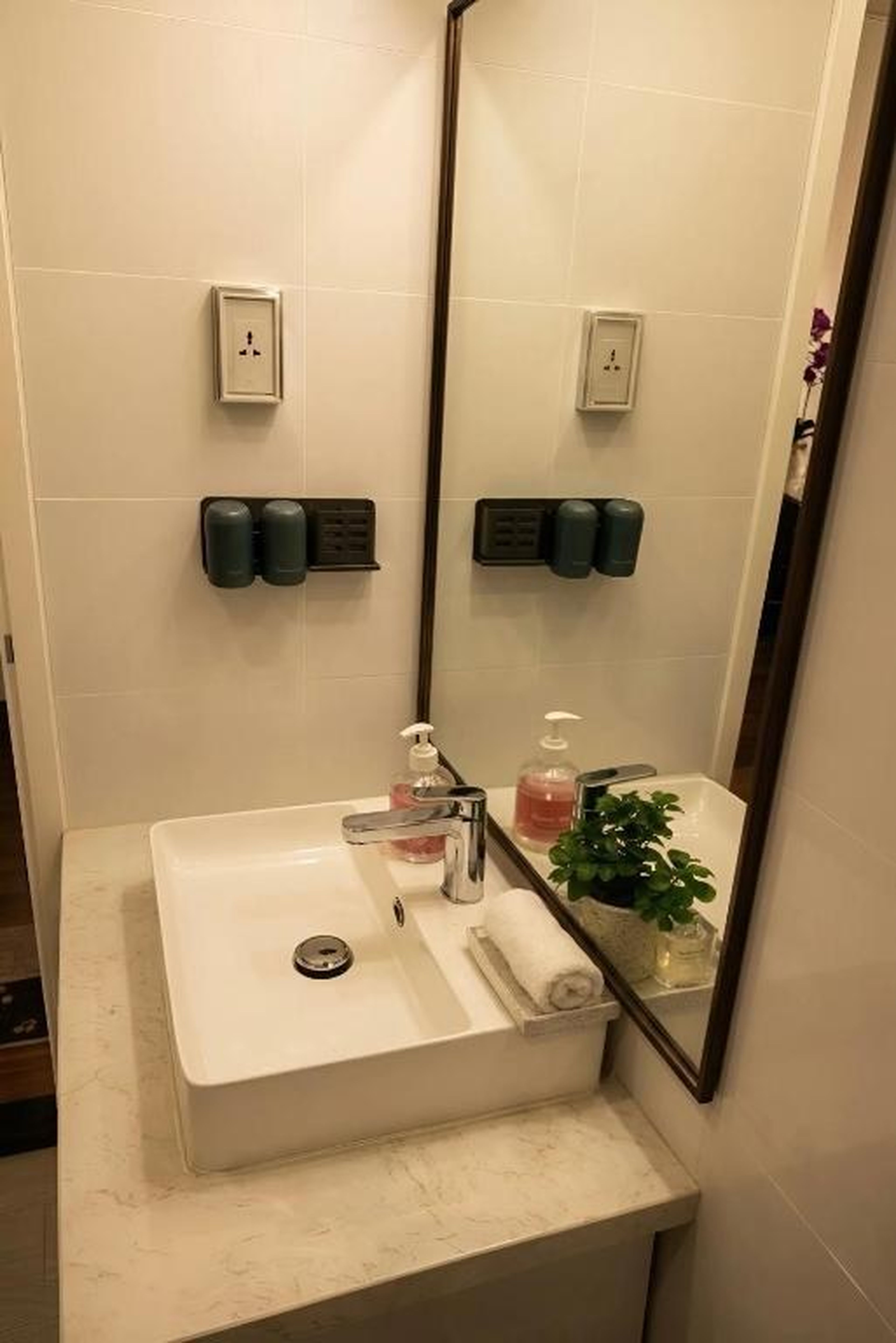 Family - Friendly 2BR Sea View Apartment - Green Diamond Ha Long - Hình 20