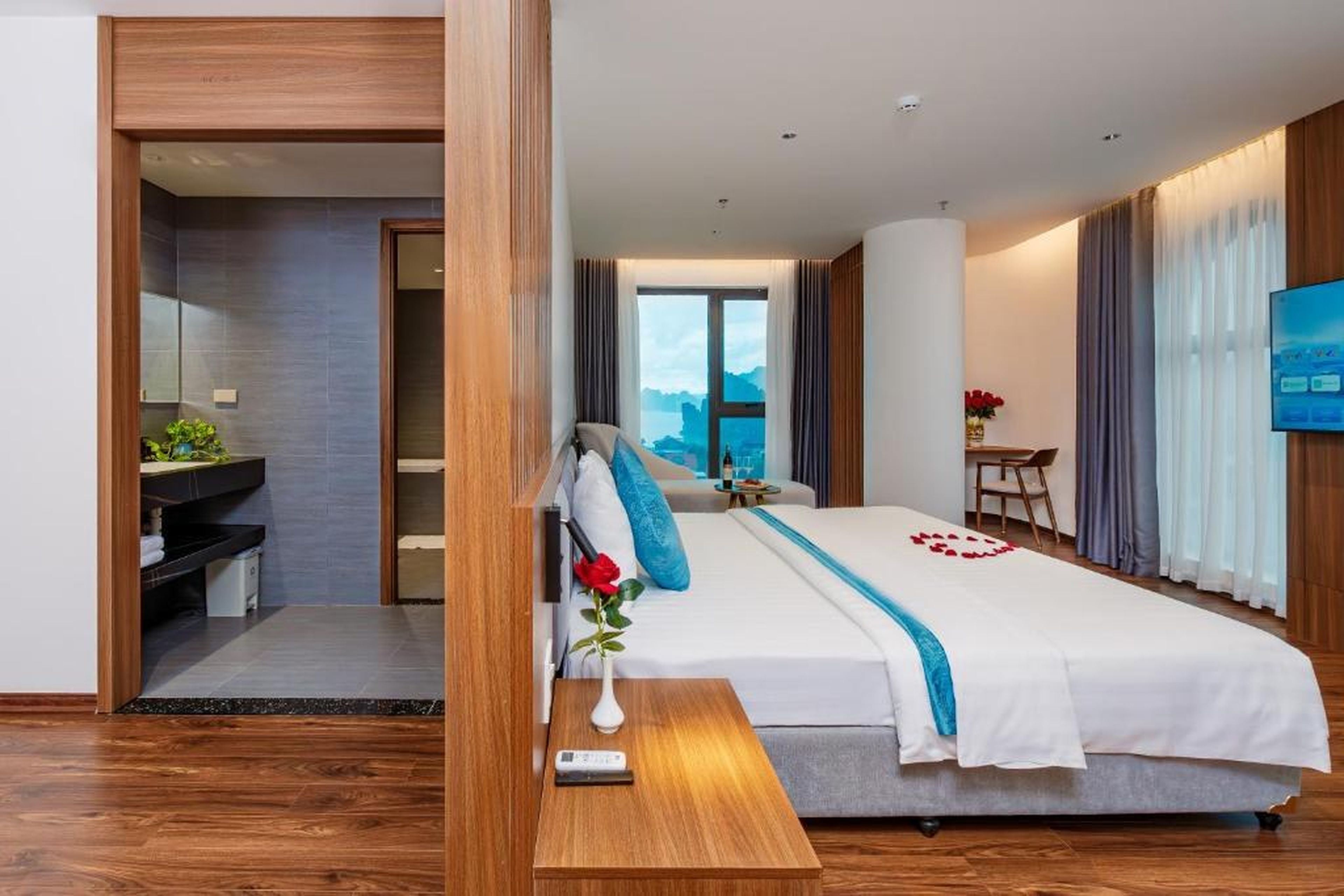 River Way Hotel Ha Long - 500m to Beach - Hình 26