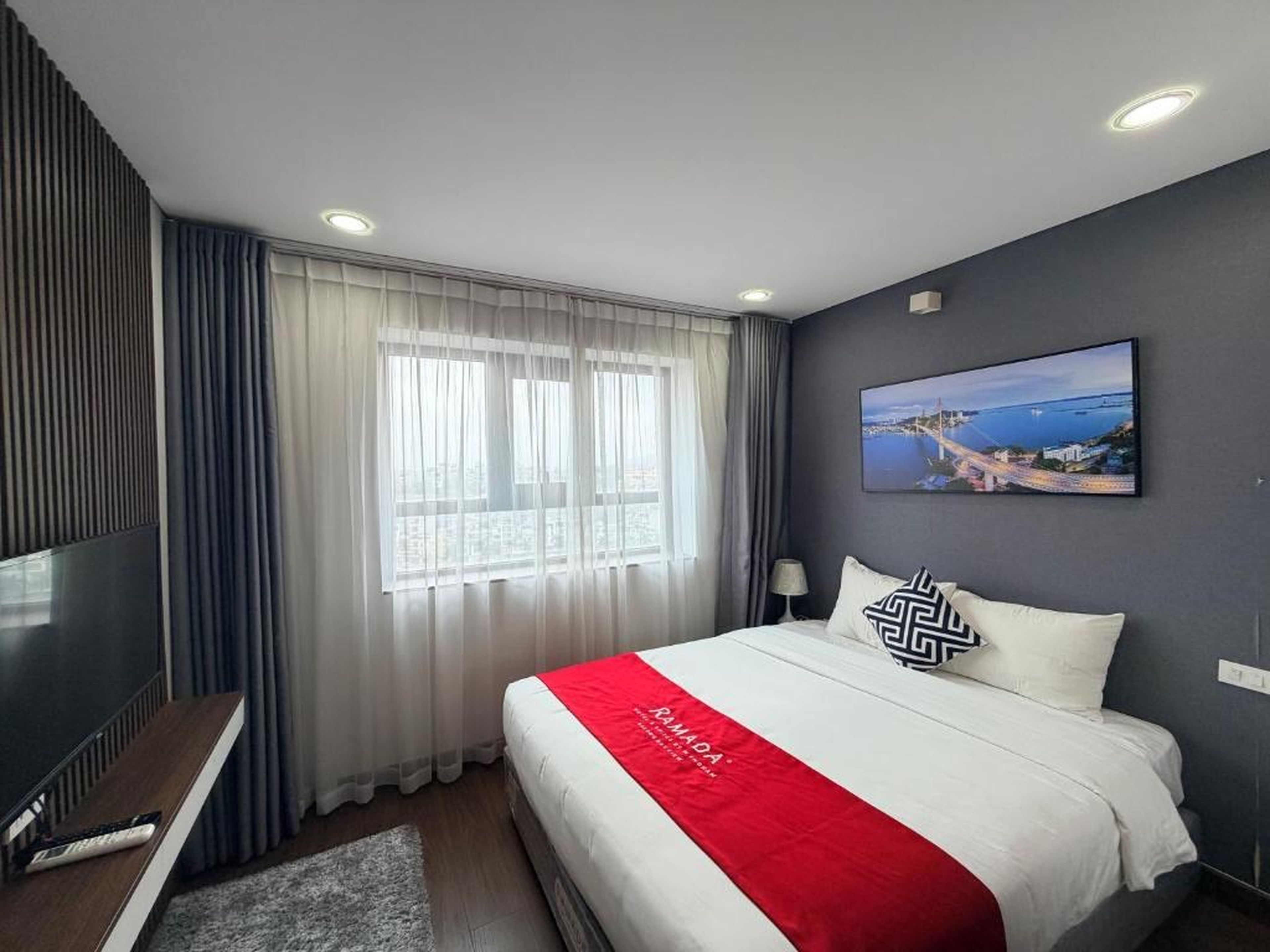 Ha Long 2BR Apartment - Spacious & Modern - Near Center - Hình 9