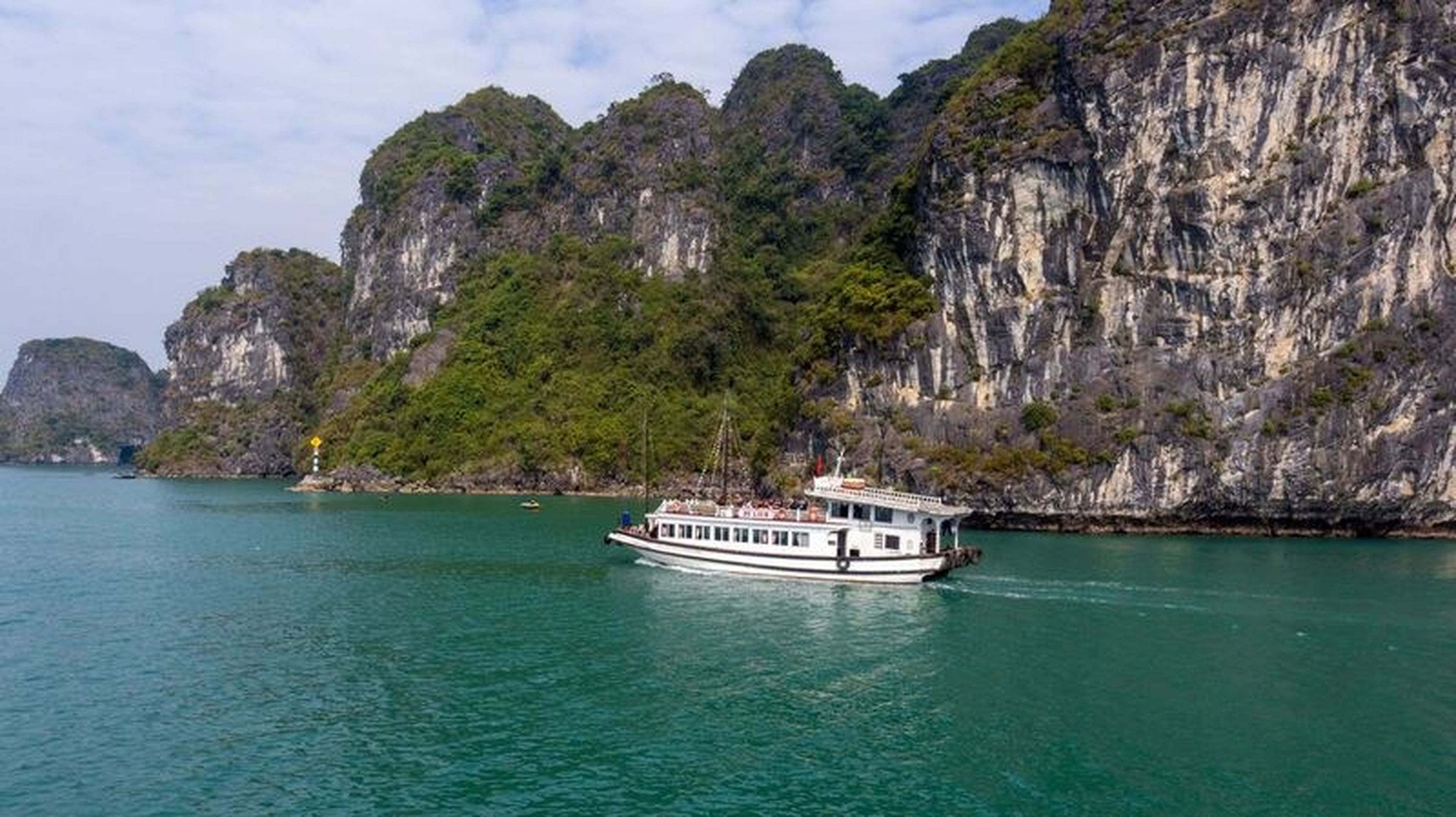 Hang Bồ Nâu, kỳ quan đá vôi tuyệt đẹp tại Vịnh Hạ Long - Hình 1