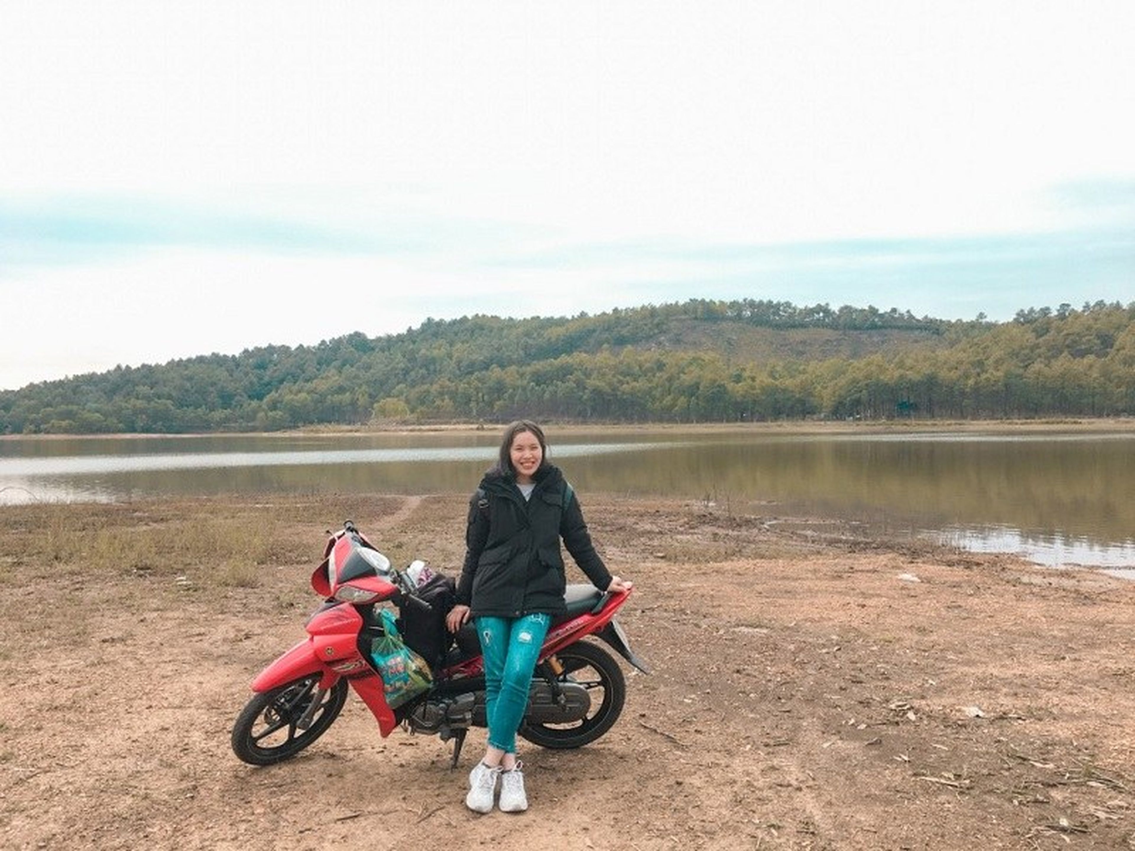 Yên Trung Lake Exudes a Relaxed Weekend Ambiance - Hình 2