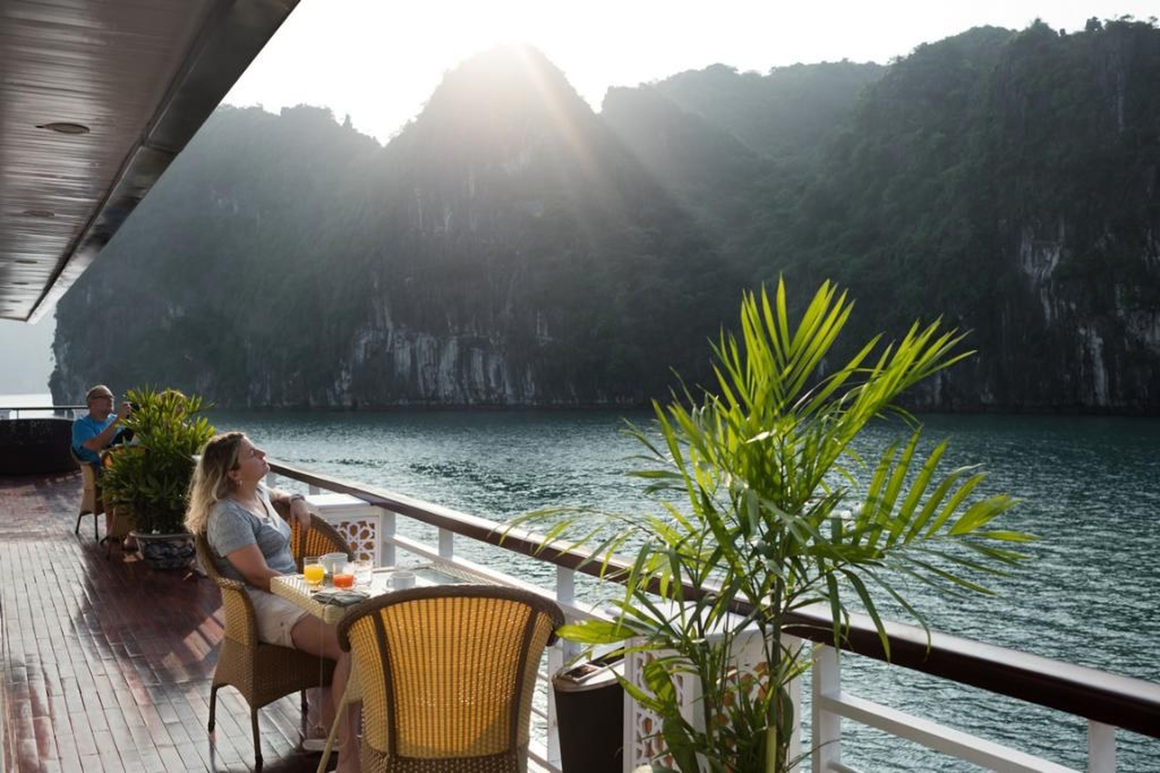 Review chi tiết chuyến đi du thuyền Hạ Long 2 ngày 1 đêm - Hình 11