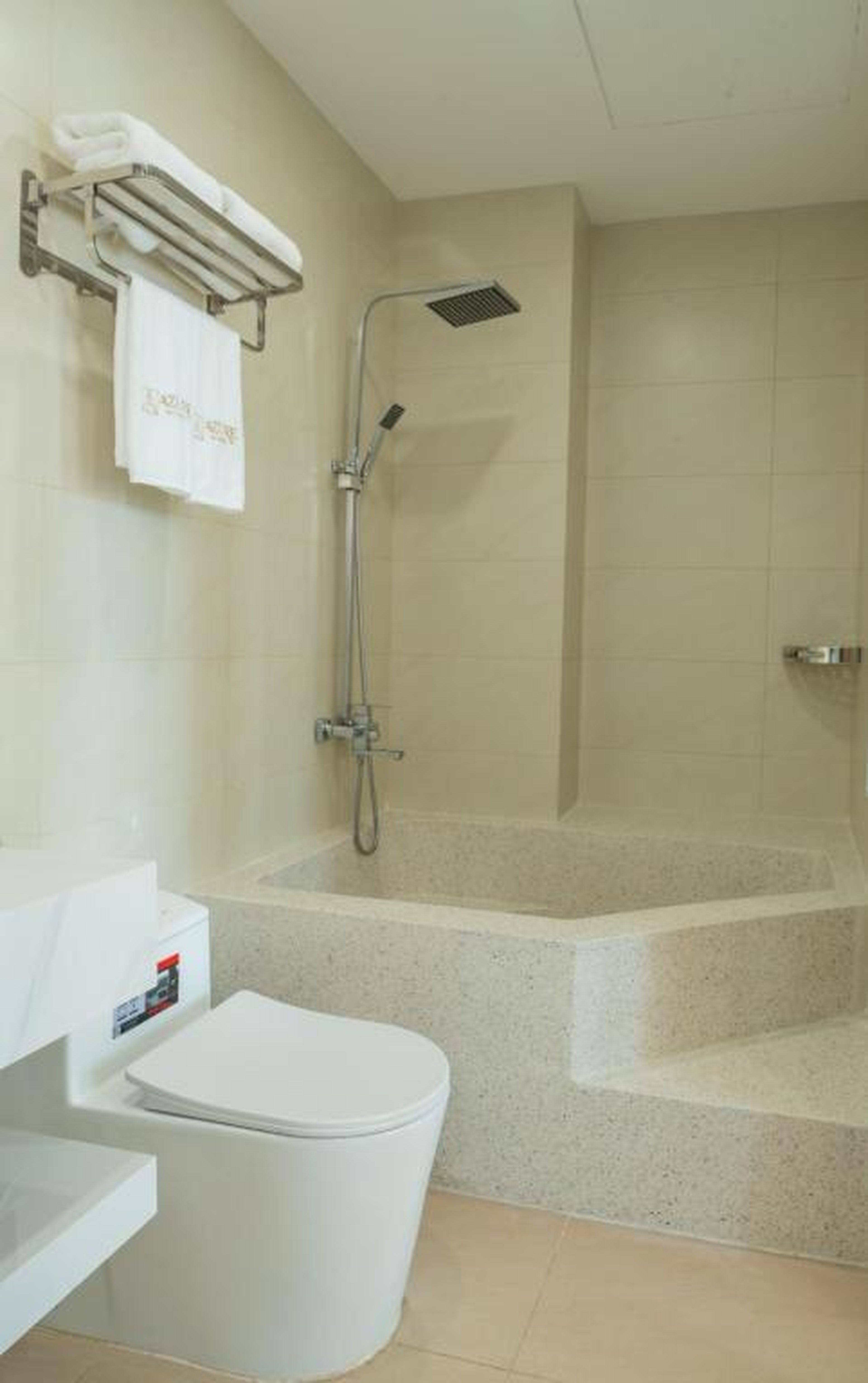 Azure Bay Hotel - Hình 1