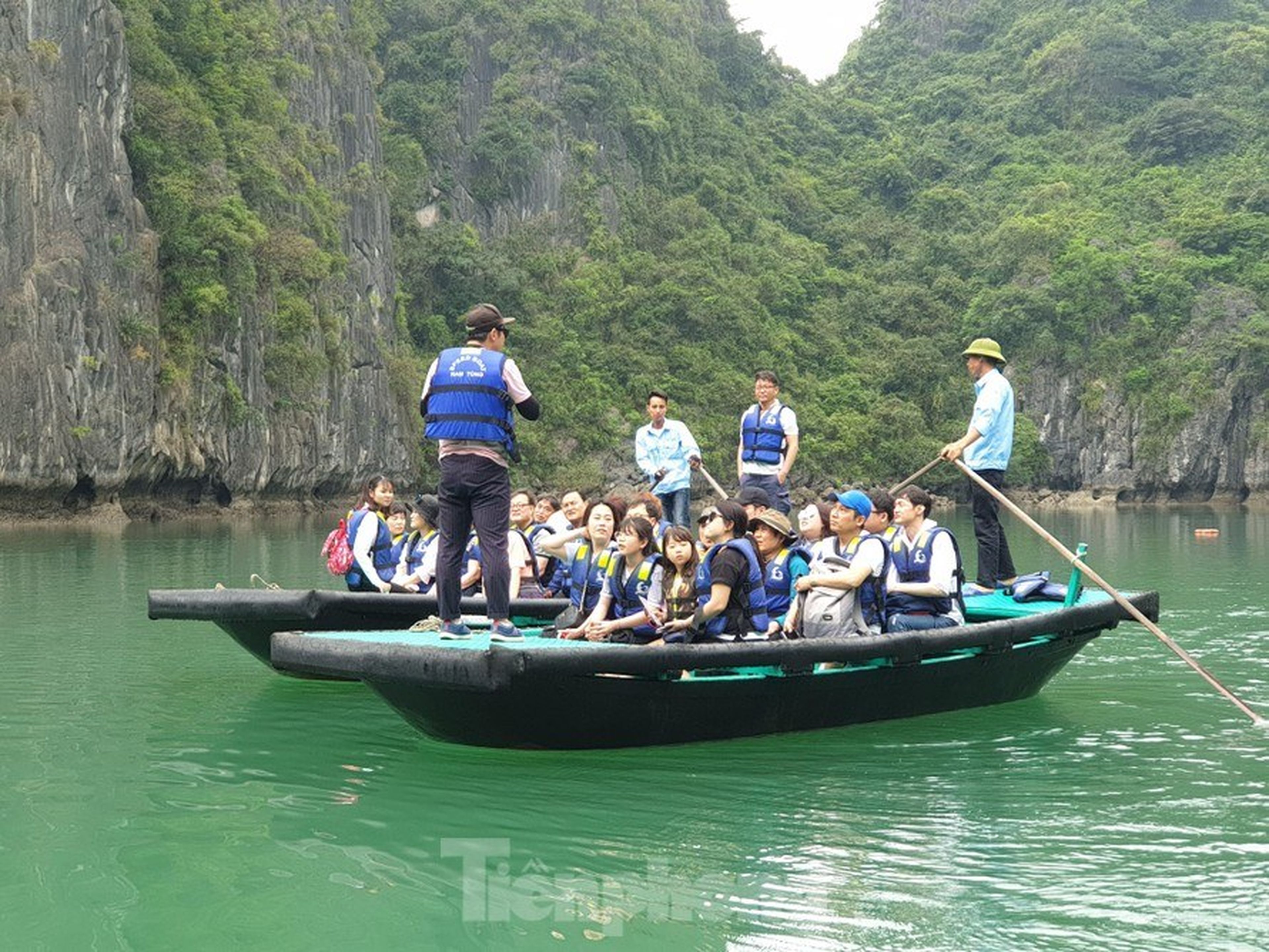 Discovering the Boat-Rowing Profession on the Bay – A “Specialty” of Ha Long Bay - Hình 1