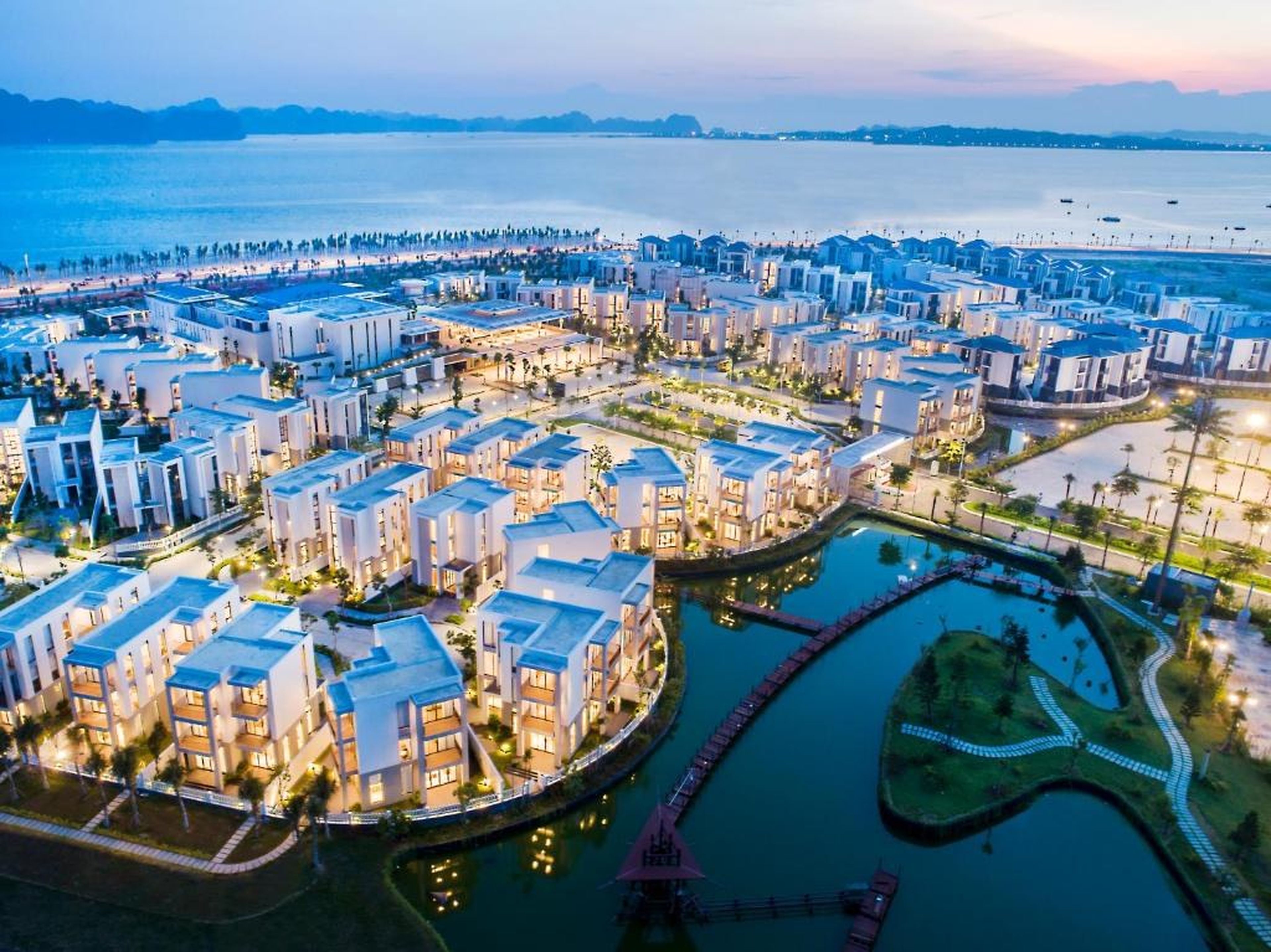 Khám phá kỳ quan thiên nhiên Vịnh Hạ Long với 6 combo “giá hời” - Hình 1