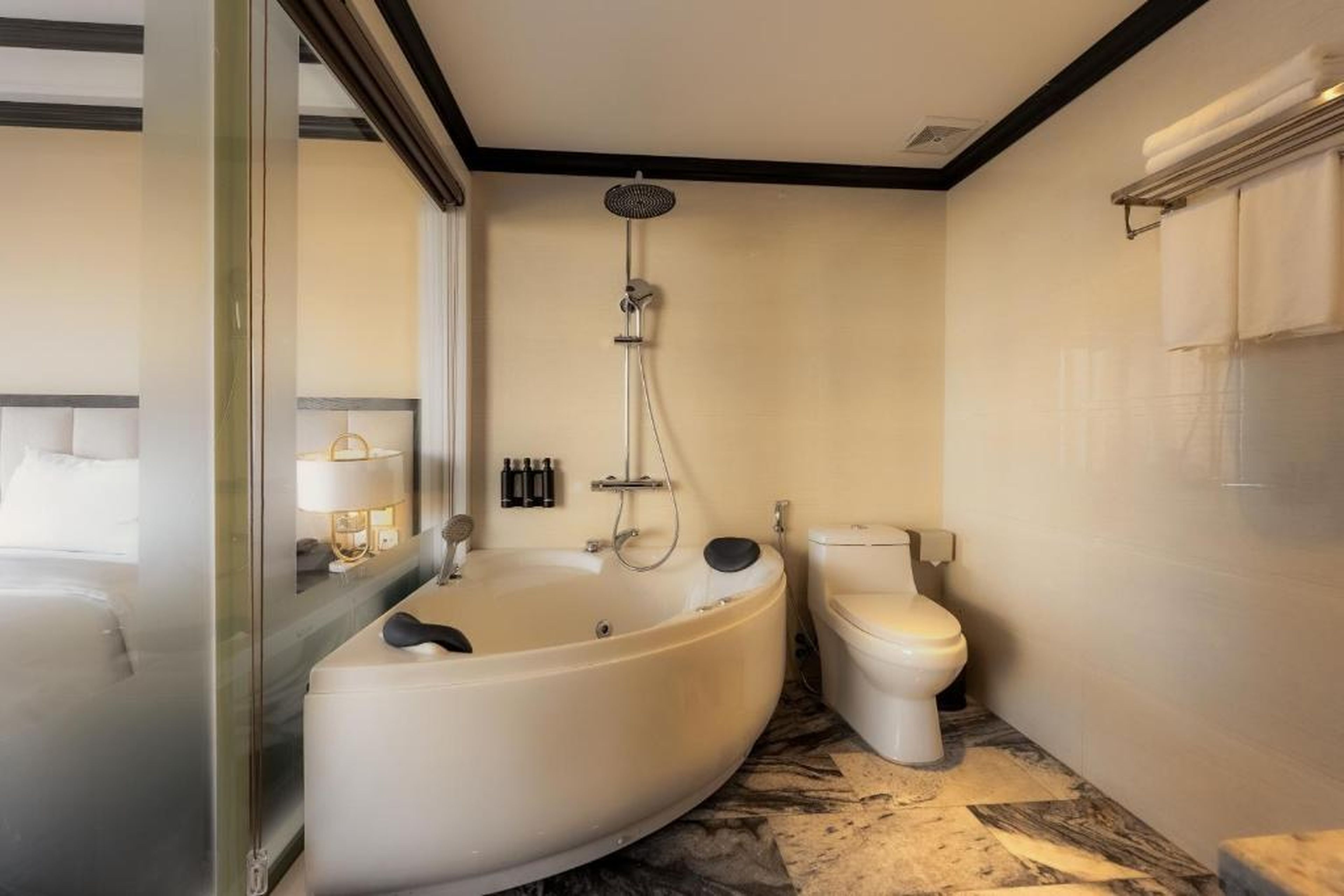 FTE Ha Long Hotel - Hình 1