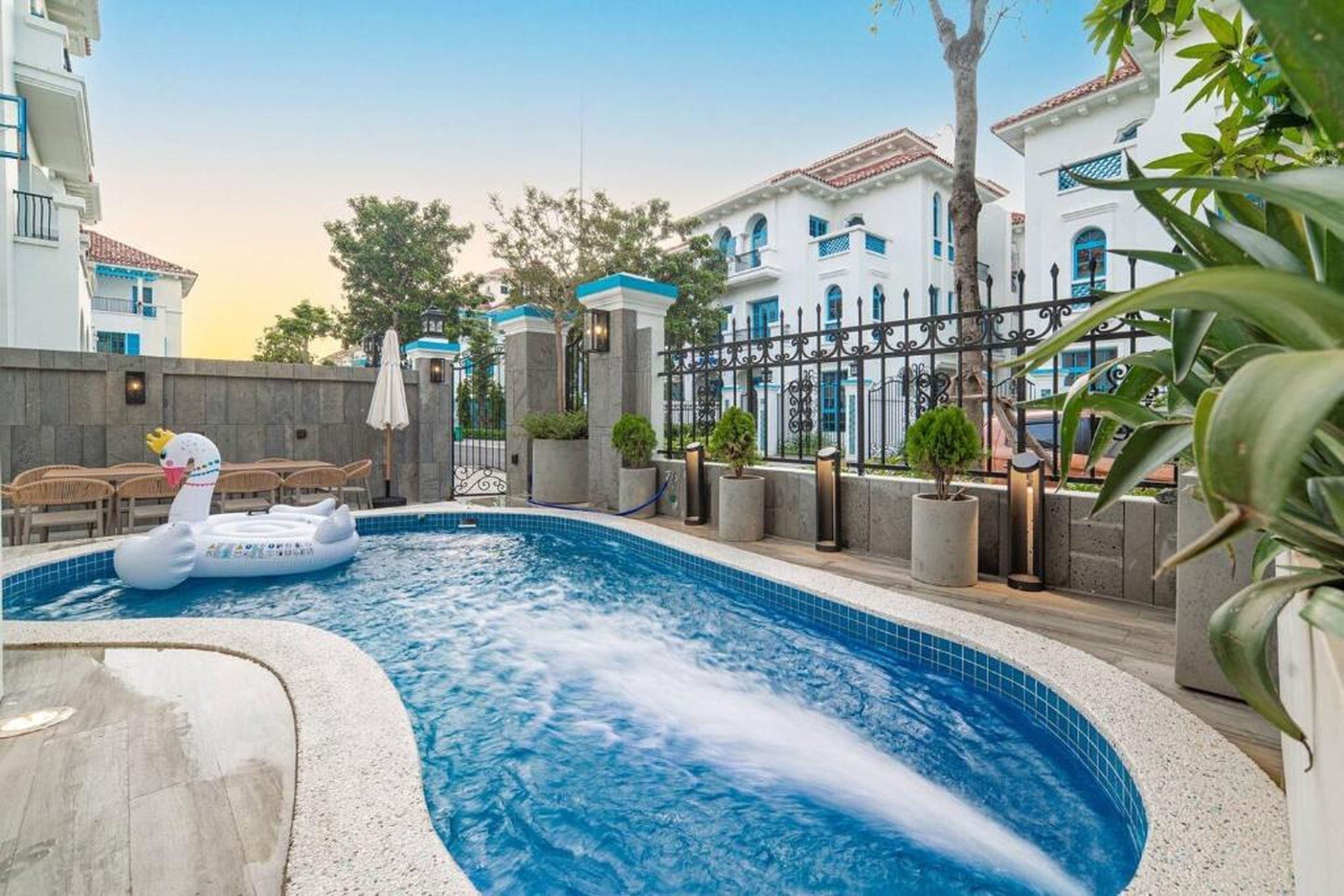 S Villa Ha Long - City Center, Near Beach - 6BR Private Villa with Pool, Jacuzzi, Sauna, Karaoke - Hình 8
