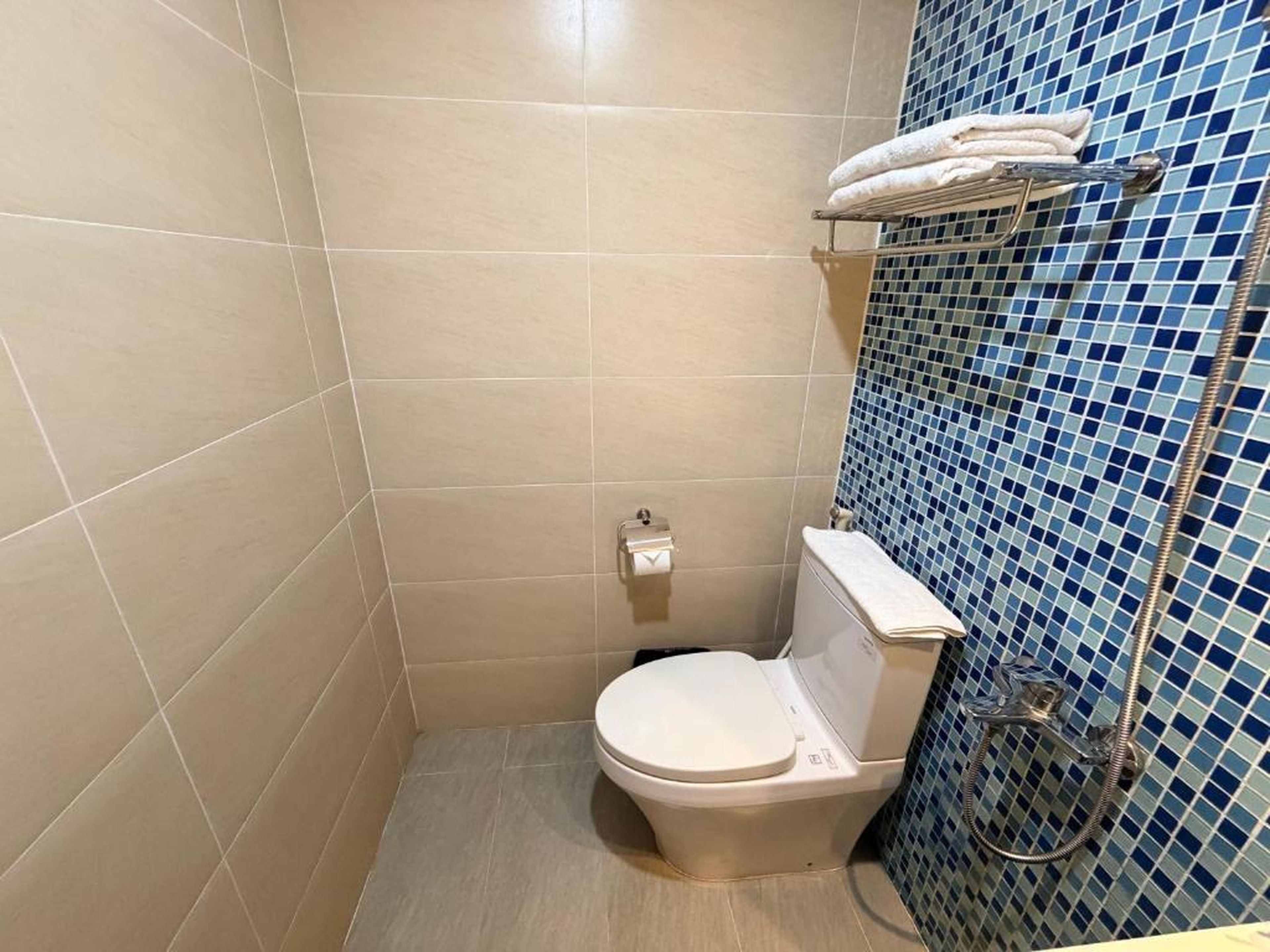 Ha Long 2BR Apartment - Spacious & Modern - Near Center - Hình 24