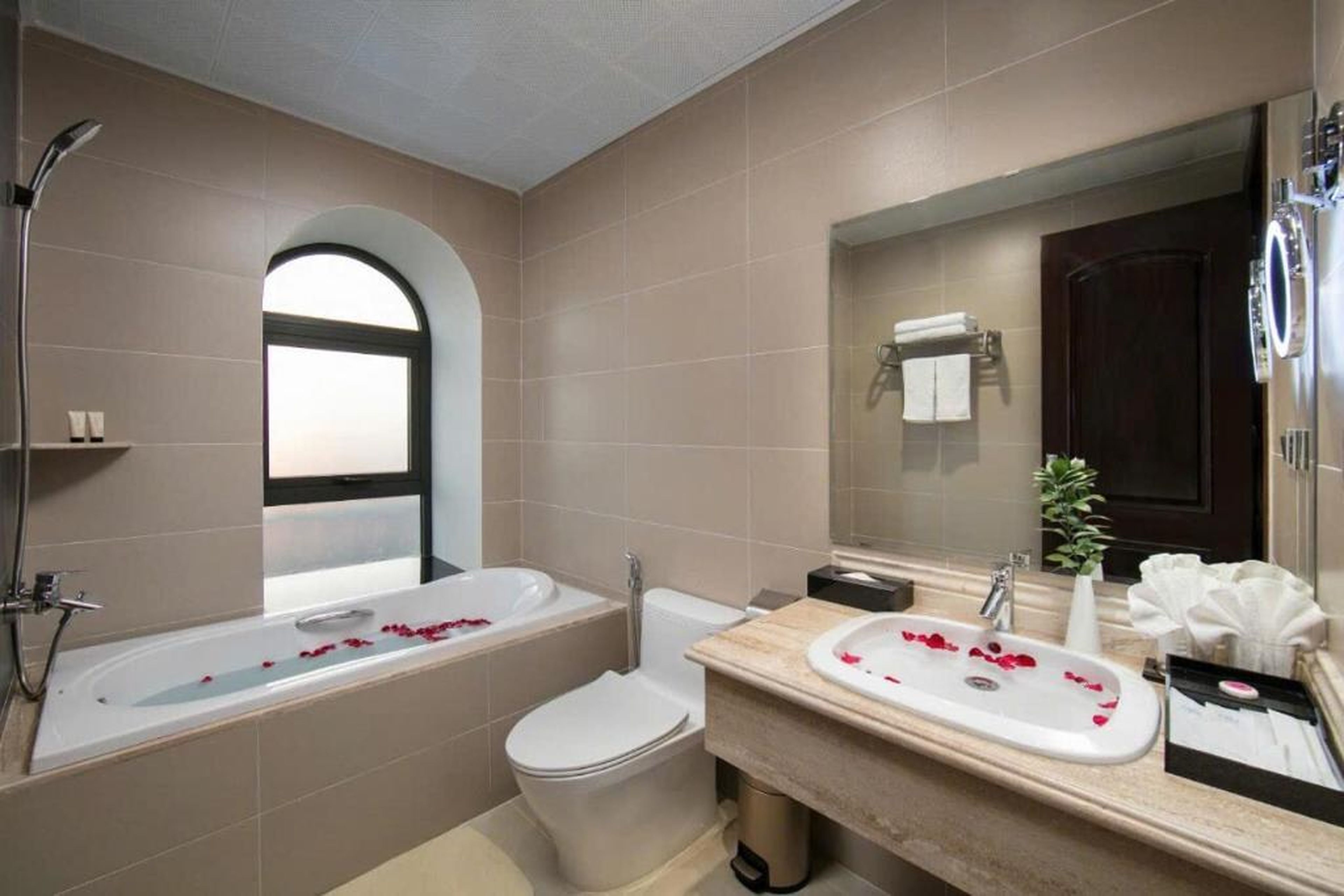 Halios Hotel Halong - Hình 20